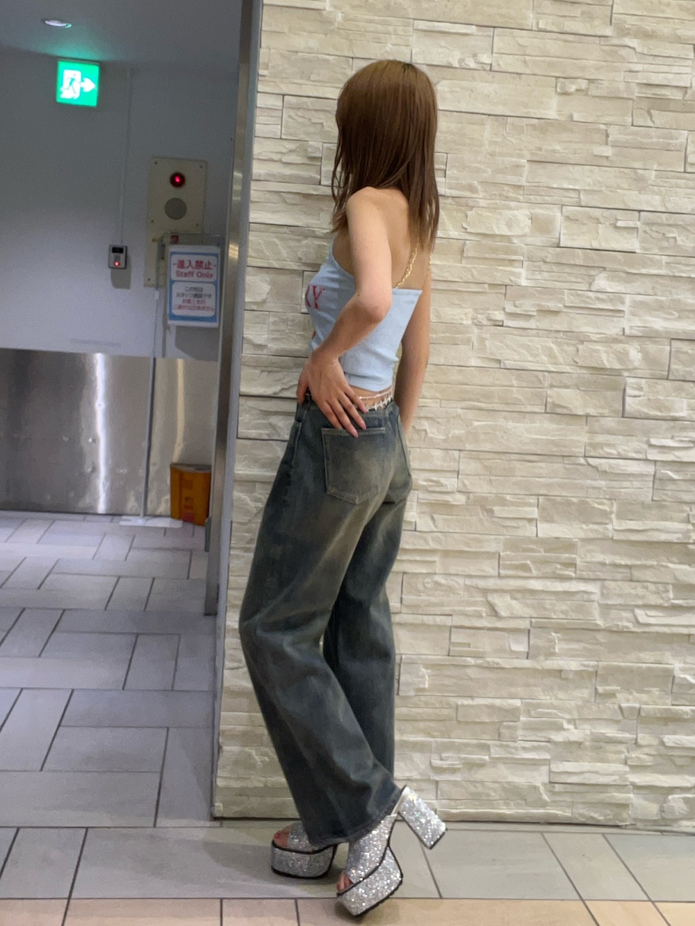 ブルー系のキャミソール、ブルー系のデニムパンツ、シルバー系のサンダルを着用したレディースの夏コーディネートの2枚目の写真