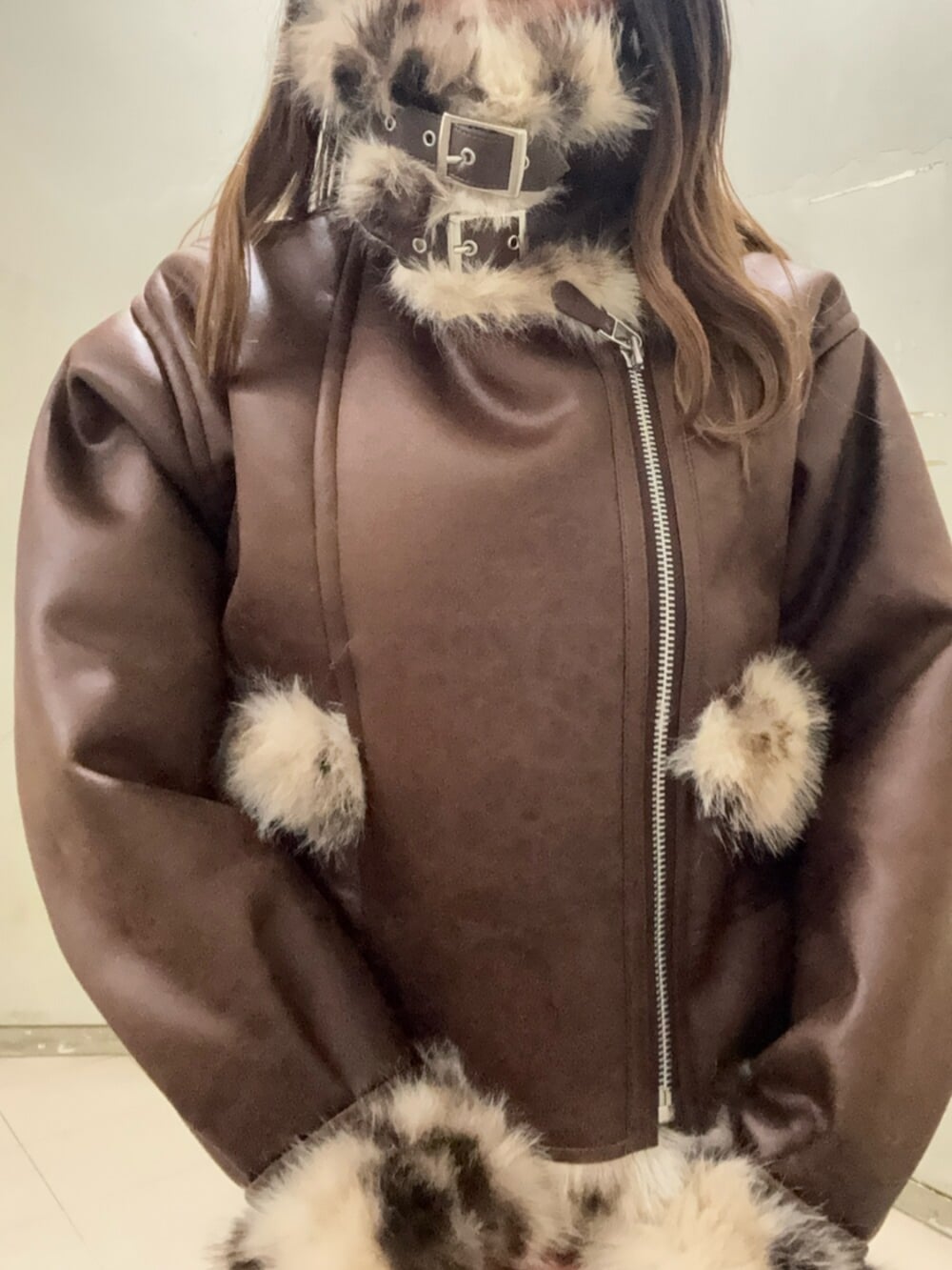 ブラック系のその他パンツ、ブラック系のブーツ、その他のブルゾンを着用したレディースの秋コーディネートの5枚目の写真