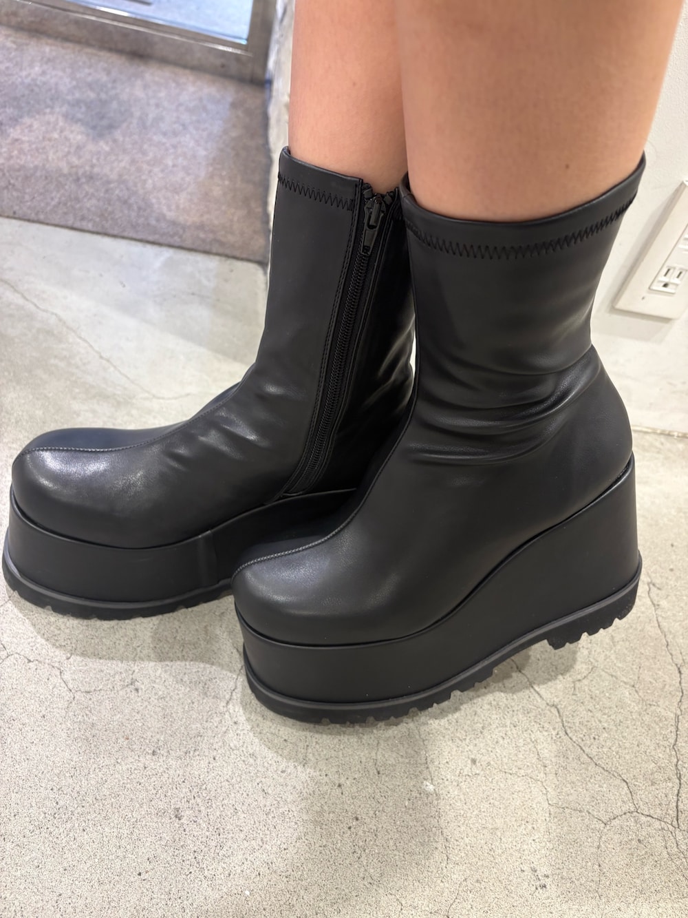 ブルー系のデニムジャケット、ブルー系のデニムパンツ、ブラック系のブーツを着用したレディースの冬コーディネートの6枚目の写真