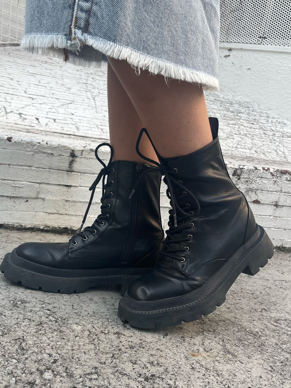 ブルー系のデニムジャケット、ブルー系のチューブトップ、ブルー系のデニムスカートを着用したレディースの冬コーディネートの10枚目の写真