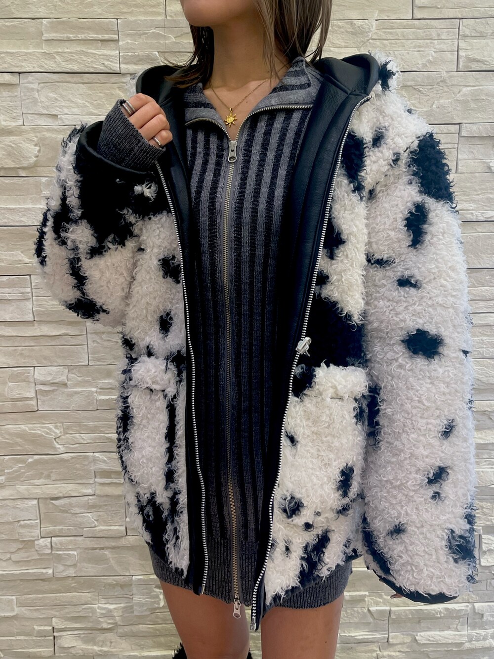 その他のブルゾン、グレー系のワンピース、ブラウン系のハンドバッグを着用したレディースの冬コーディネートの5枚目の写真