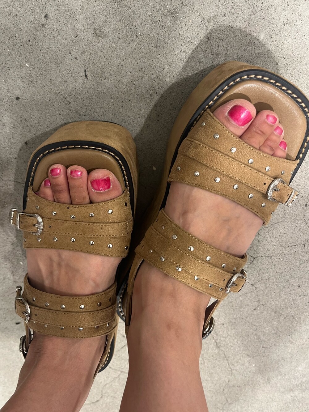 ブルー系のキャミソール、ブルー系のデニムパンツ、ベージュ系のサンダルを着用したレディースの夏コーディネートの7枚目の写真