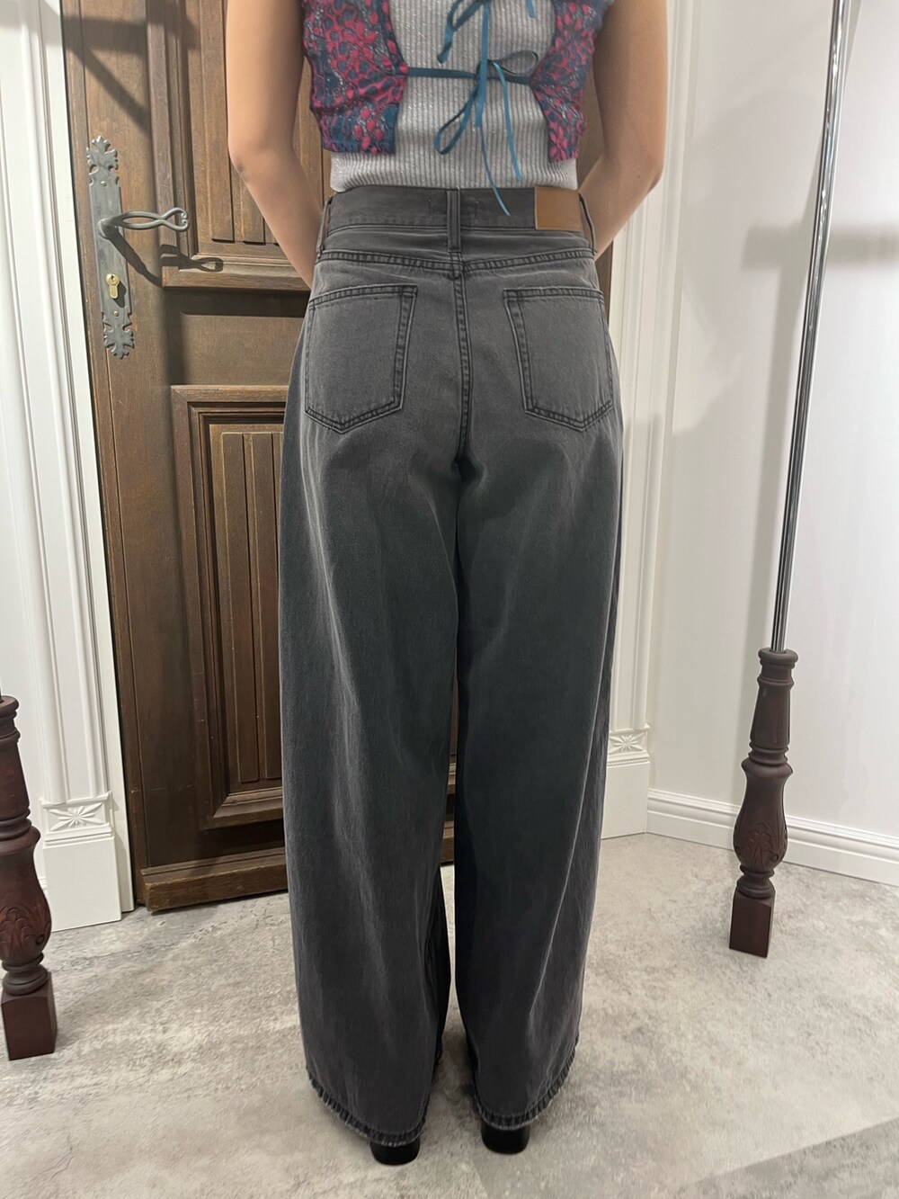 その他のキャミソール、グレー系のキャミソール、ブラック系のデニムパンツを着用したレディースの春コーディネートの6枚目の写真