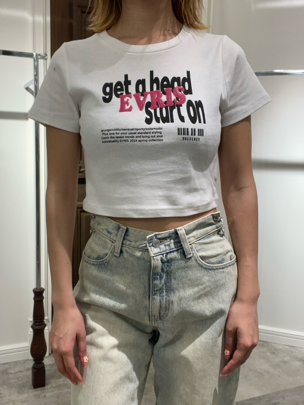 ホワイト系のTシャツ/カットソー、ブラック系のサンダル、ブルー系のデニムパンツを着用したレディースの夏コーディネートの2枚目の写真