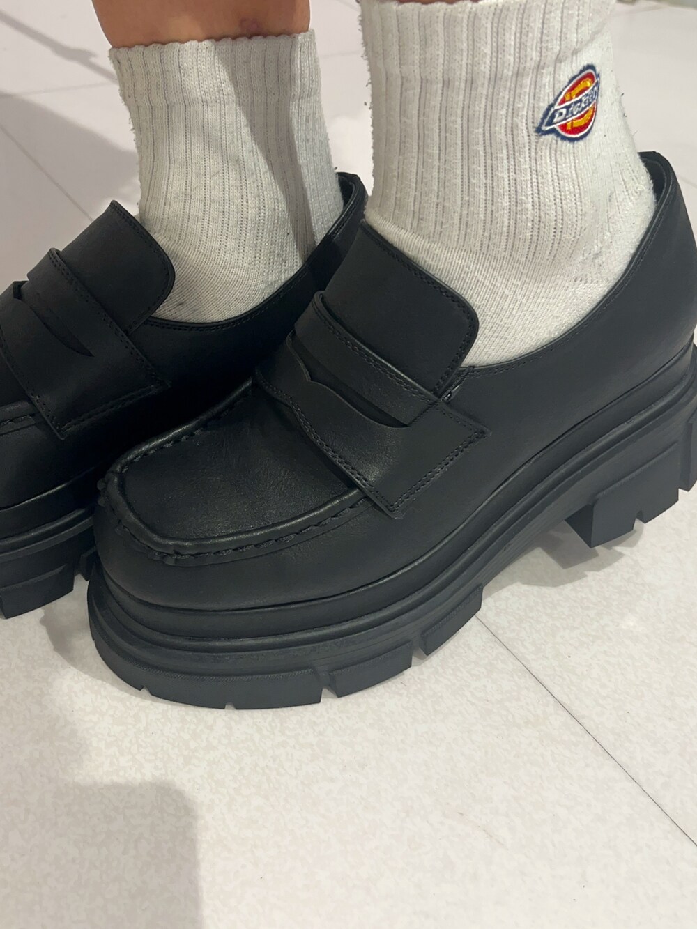 ブルー系のニット/セーター、ブルー系のデニムパンツ、ブラック系のローファーを着用したレディースの秋コーディネートの7枚目の写真