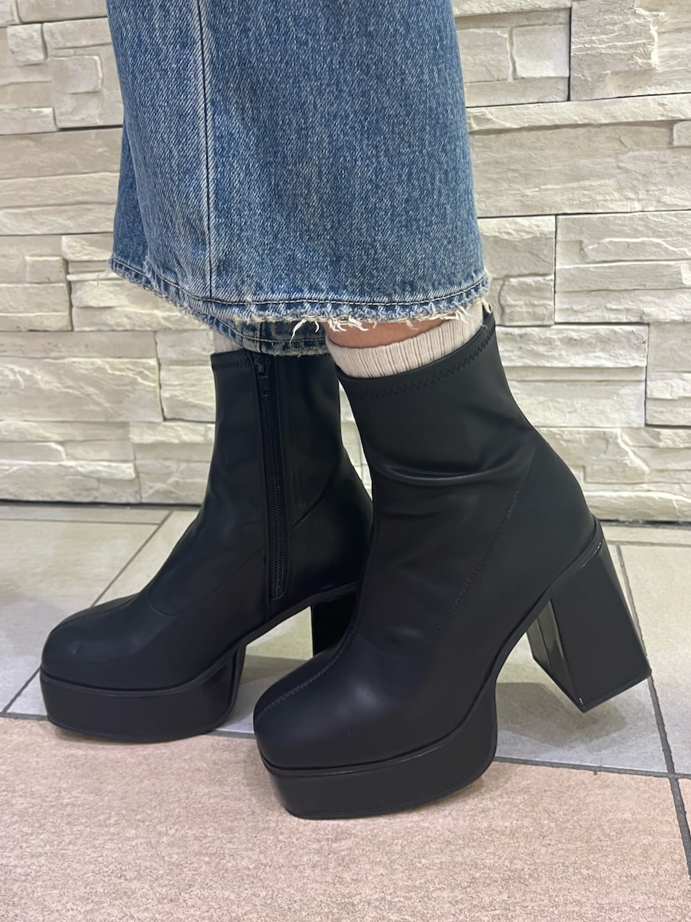 ピンク系のスタジャン、グレー系のTシャツ/カットソー、ブルー系のデニムパンツを着用したレディースの冬コーディネートの7枚目の写真