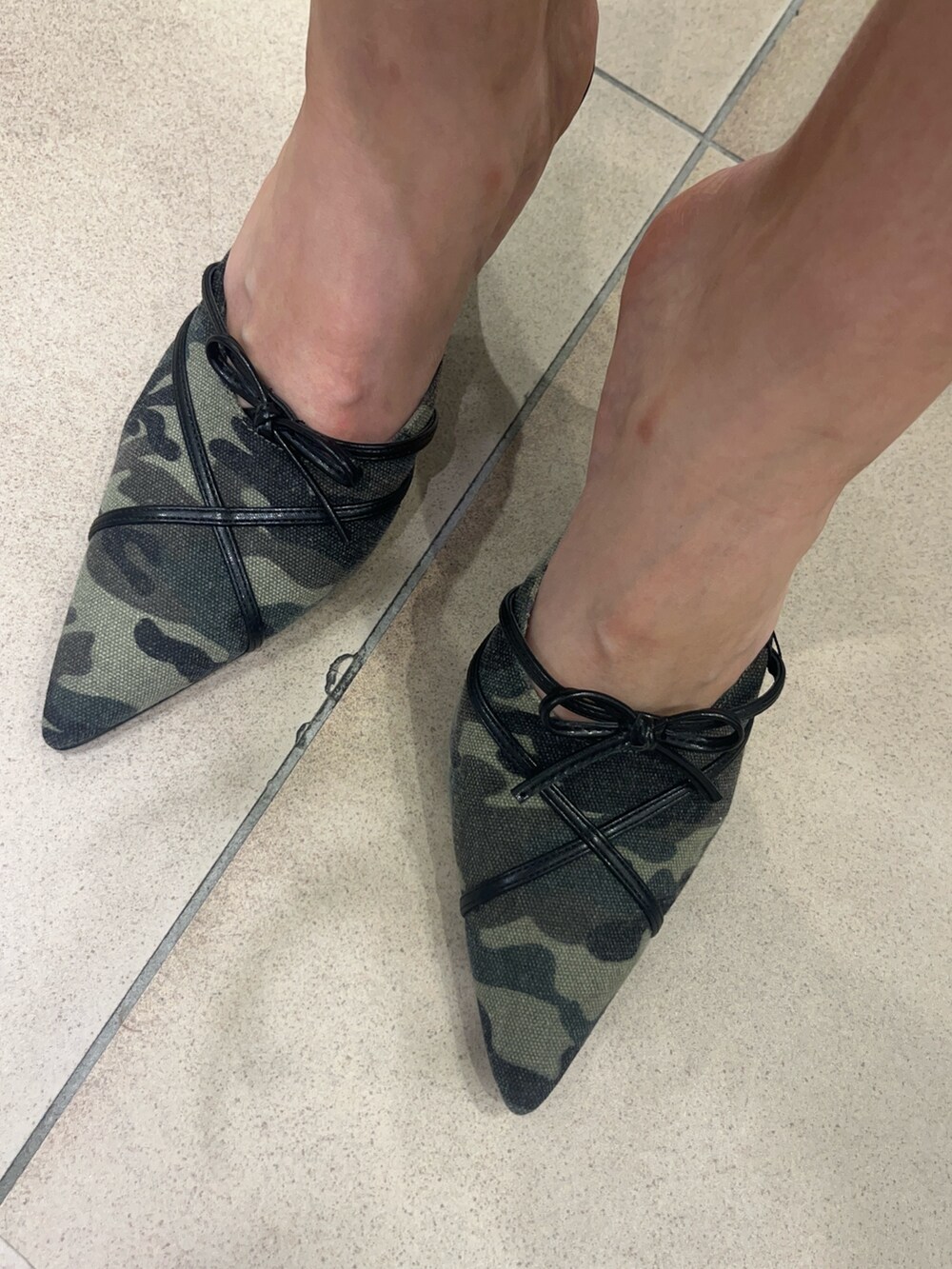 ブルー系のタンクトップ、ブラック系のデニムパンツ、グリーン系のサンダルを着用したレディースの春コーディネートの6枚目の写真