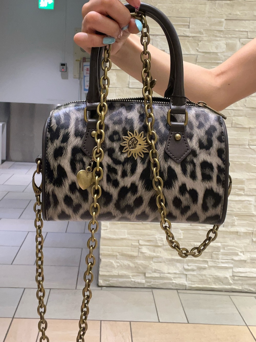 グレー系のTシャツ/カットソー、ピンク系のキャミソール、ブルー系のデニムパンツを着用したレディースの春コーディネートの8枚目の写真