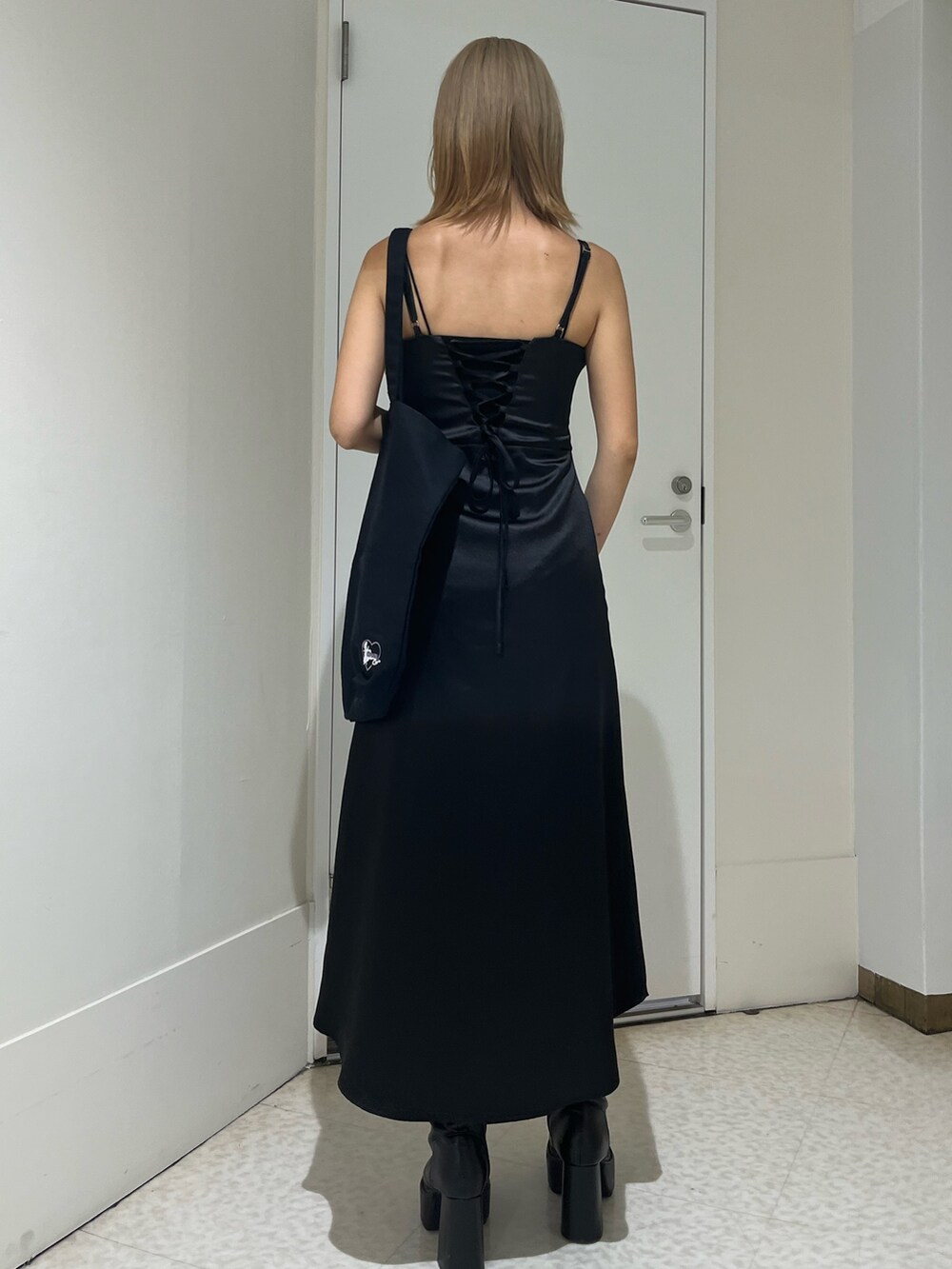 ブラック系のワンピース、ブラック系のトートバッグを着用したレディースの夏コーディネートの6枚目の写真