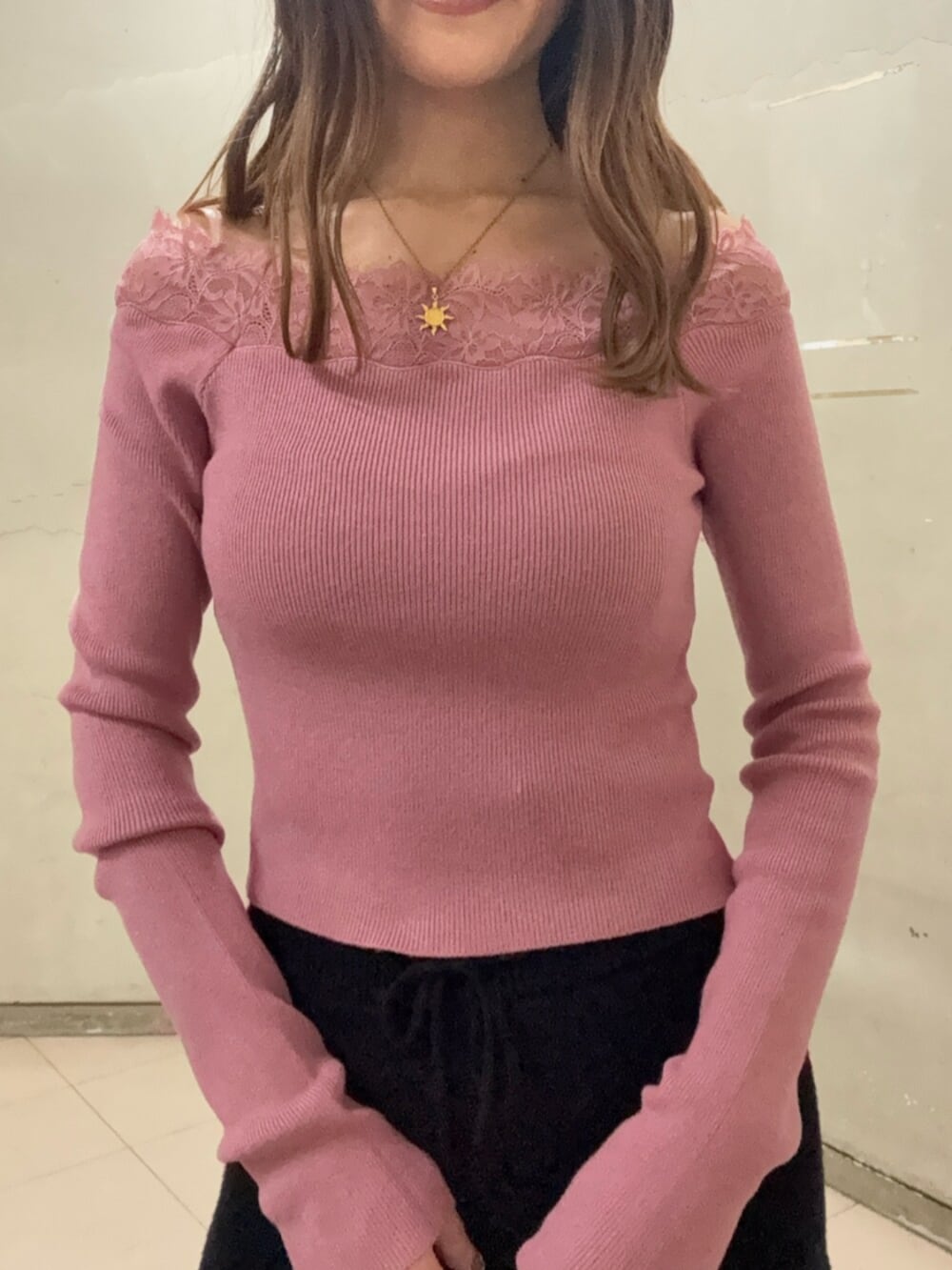 ブラック系のその他パンツ、ブラック系のブーツ、その他のブルゾンを着用したレディースの秋コーディネートの7枚目の写真