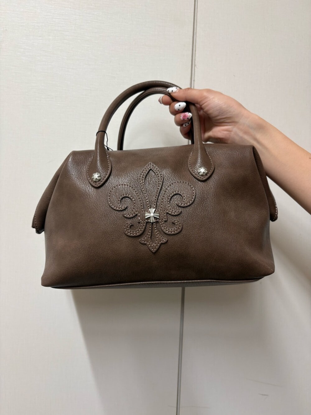 ベージュ系のワンピース、ブラック系のデニムジャケット、ブラウン系のボストンバッグを着用したレディースの春コーディネートの8枚目の写真