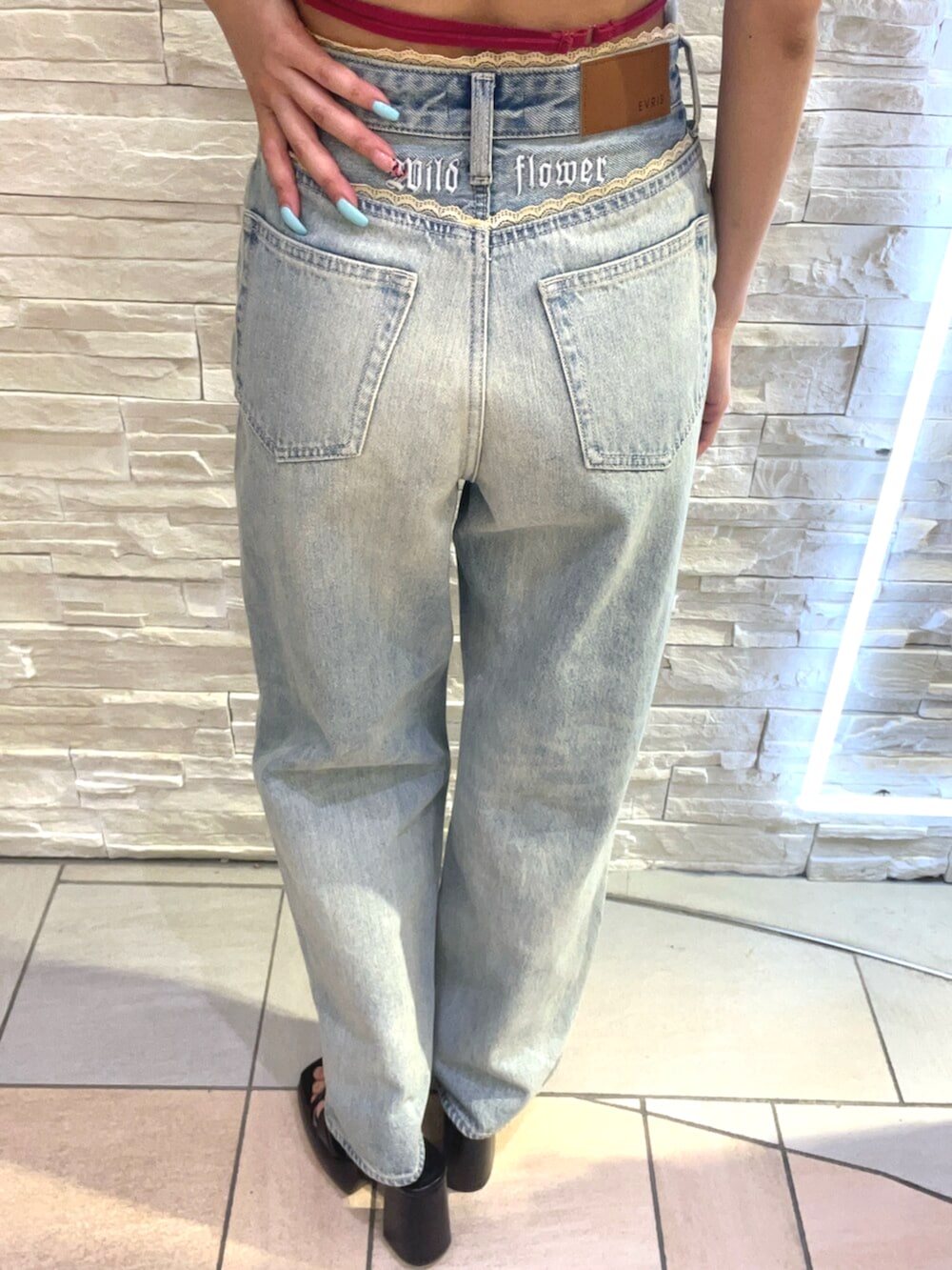 ブルー系のTシャツ/カットソー、ブルー系のデニムパンツ、イエロー系のハンドバッグを着用したレディースの春コーディネートの6枚目の写真