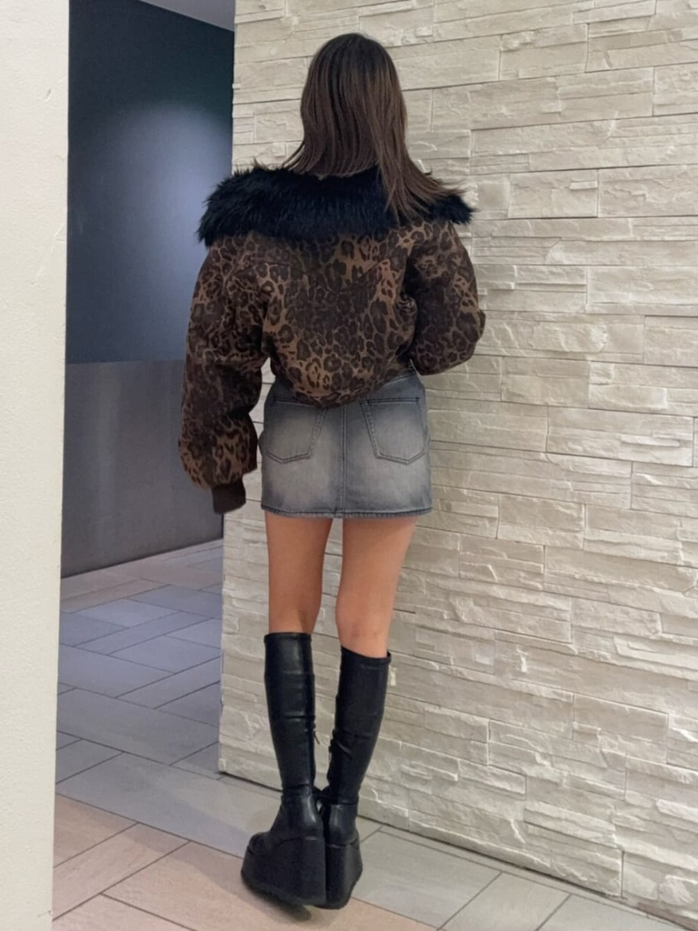 その他のブルゾン、ブラック系のデニムスカート、ブラック系のブーツを着用したレディースの秋コーディネートの3枚目の写真