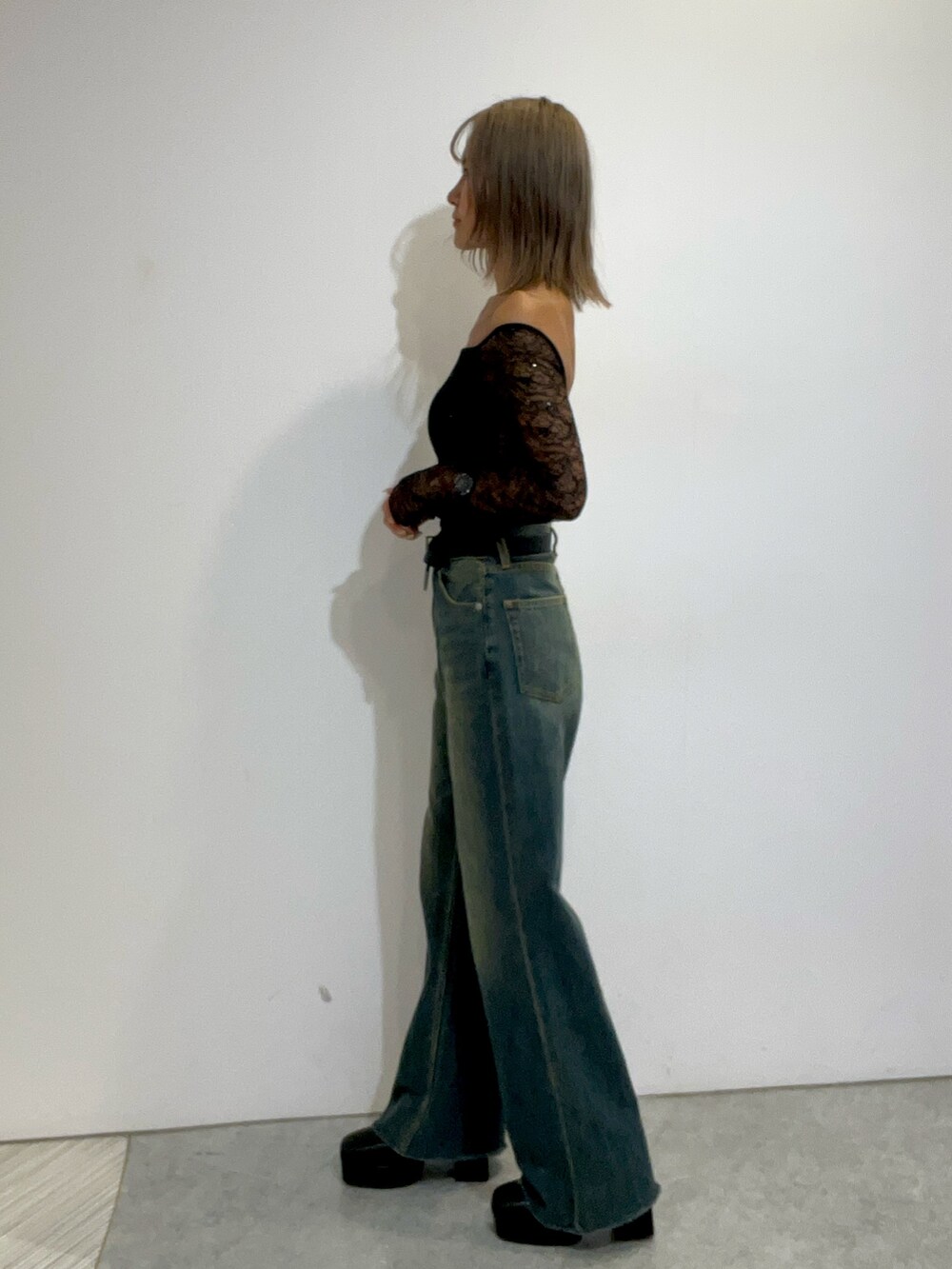 その他のTシャツ/カットソー、レッド系のショルダーバッグ、ブルー系のデニムパンツを着用したレディースの秋コーディネートの2枚目の写真