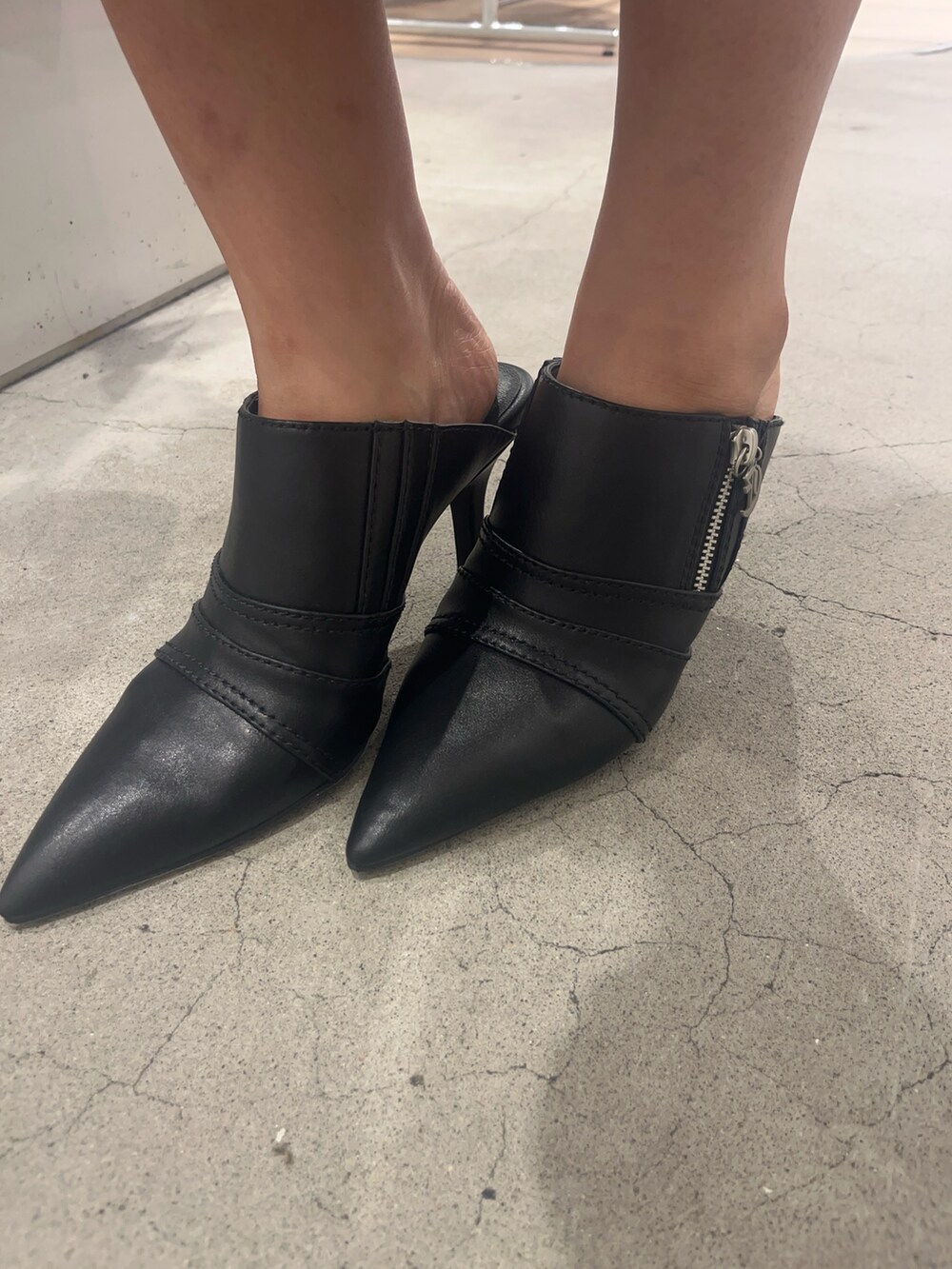 ピンク系のニット/セーター、ブルー系のデニムパンツを着用したレディースの夏コーディネートの6枚目の写真