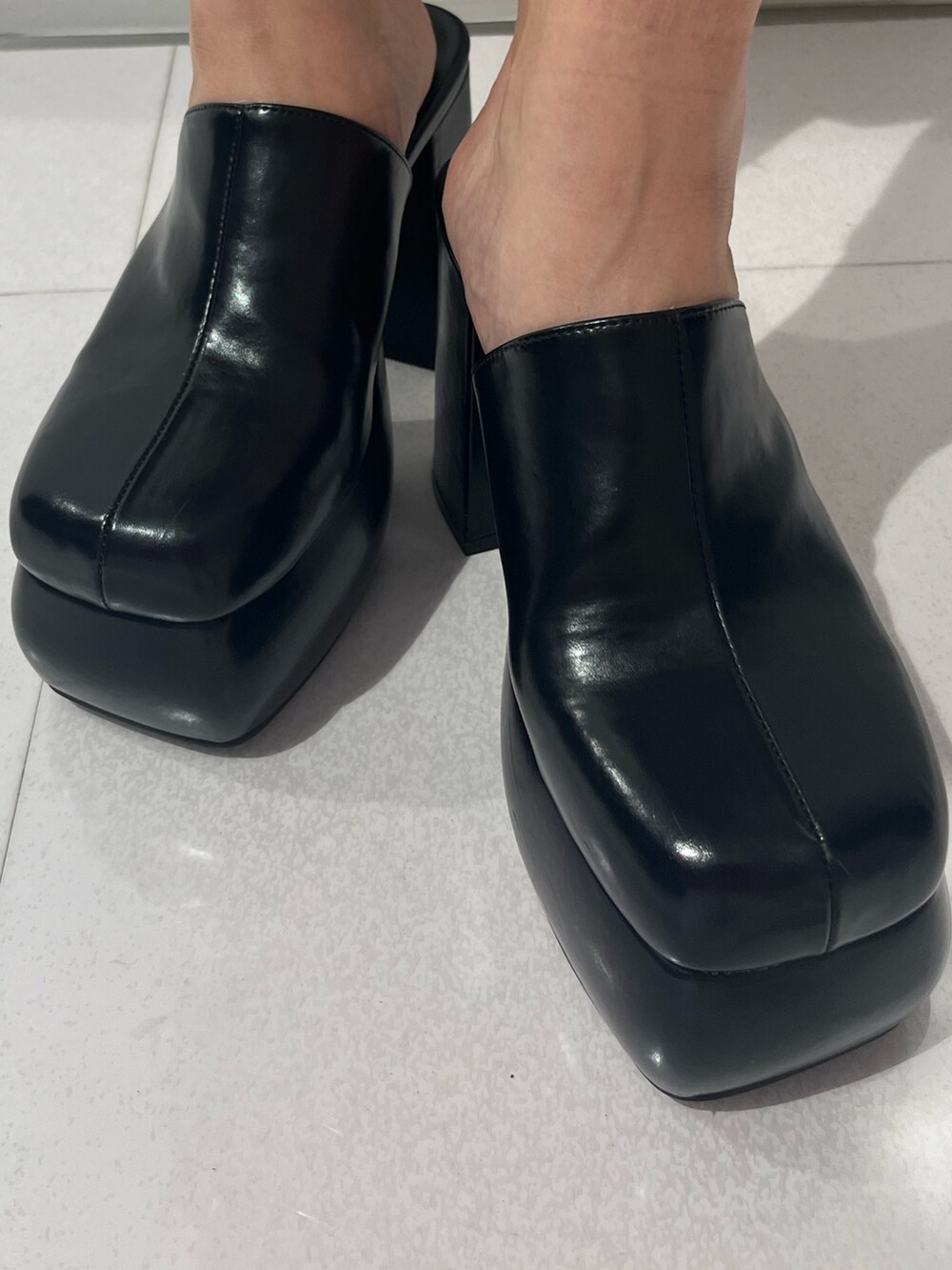 ホワイト系のタンクトップ、ブラック系のデニムパンツ、ブラック系のサンダルを着用したレディースの夏コーディネートの6枚目の写真