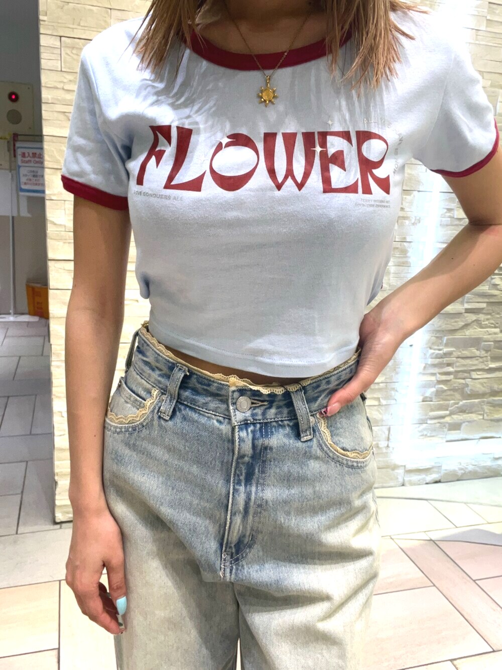 ブルー系のTシャツ/カットソー、ブルー系のデニムパンツ、イエロー系のハンドバッグを着用したレディースの春コーディネートの4枚目の写真