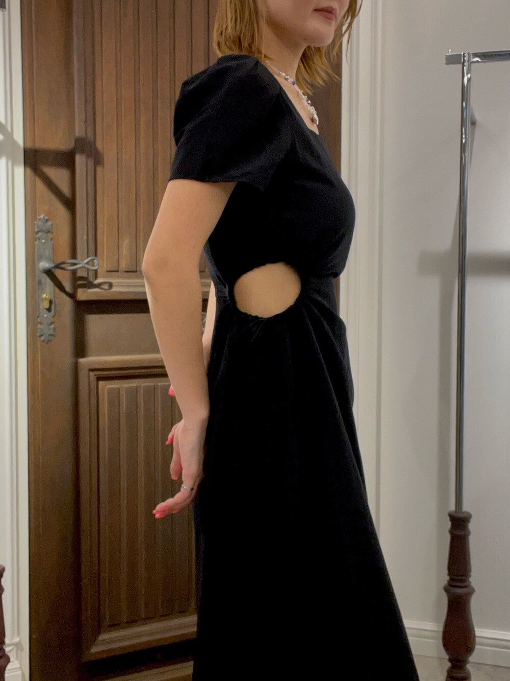 ブラック系のワンピース、ブラック系のブーツ、シルバー系のチョーカーを着用したレディースの春コーディネートの2枚目の写真