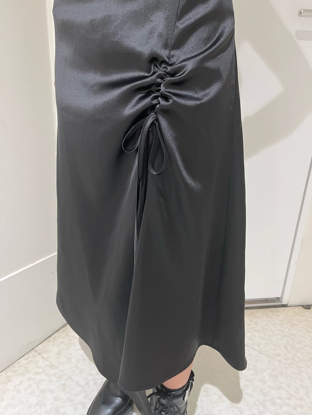 ブラック系のワンピース、ブラック系のトートバッグを着用したレディースの夏コーディネートの3枚目の写真