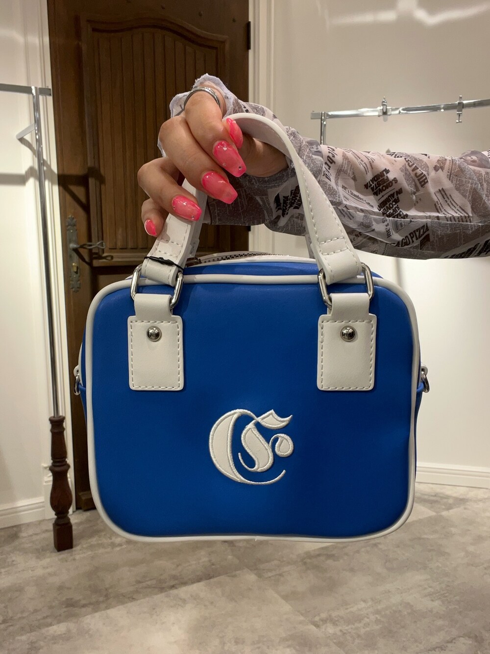 ホワイト系のTシャツ/カットソー、ブルー系のデニムパンツ、ブルー系のショルダーバッグを着用したレディースの春コーディネートの7枚目の写真