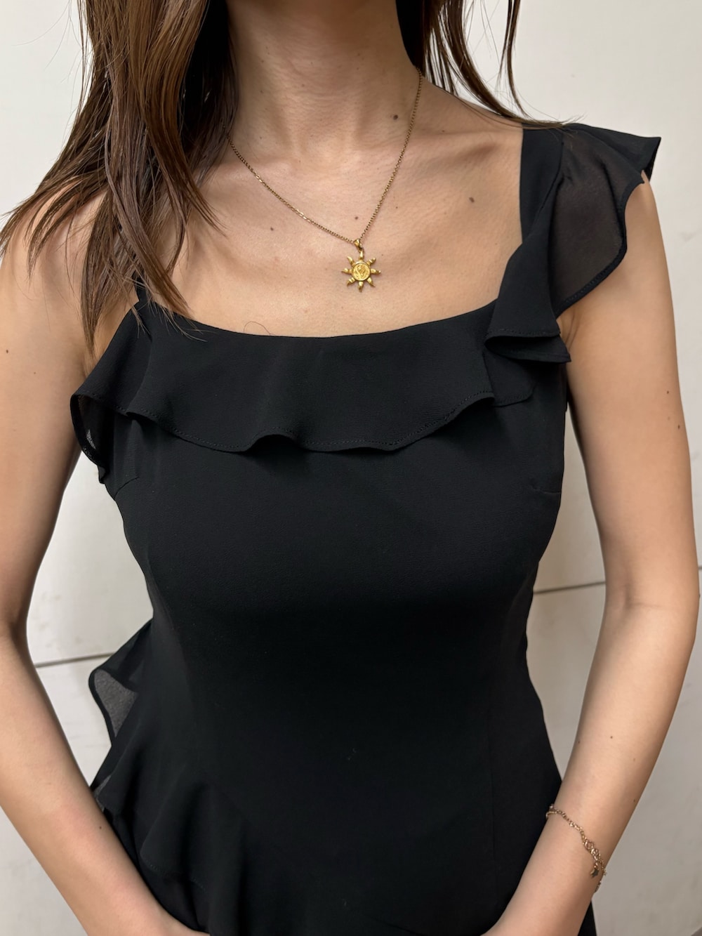 ブラック系のワンピース、ホワイト系のハンドバッグ、ブラック系のサンダルを着用したレディースの春コーディネートの4枚目の写真