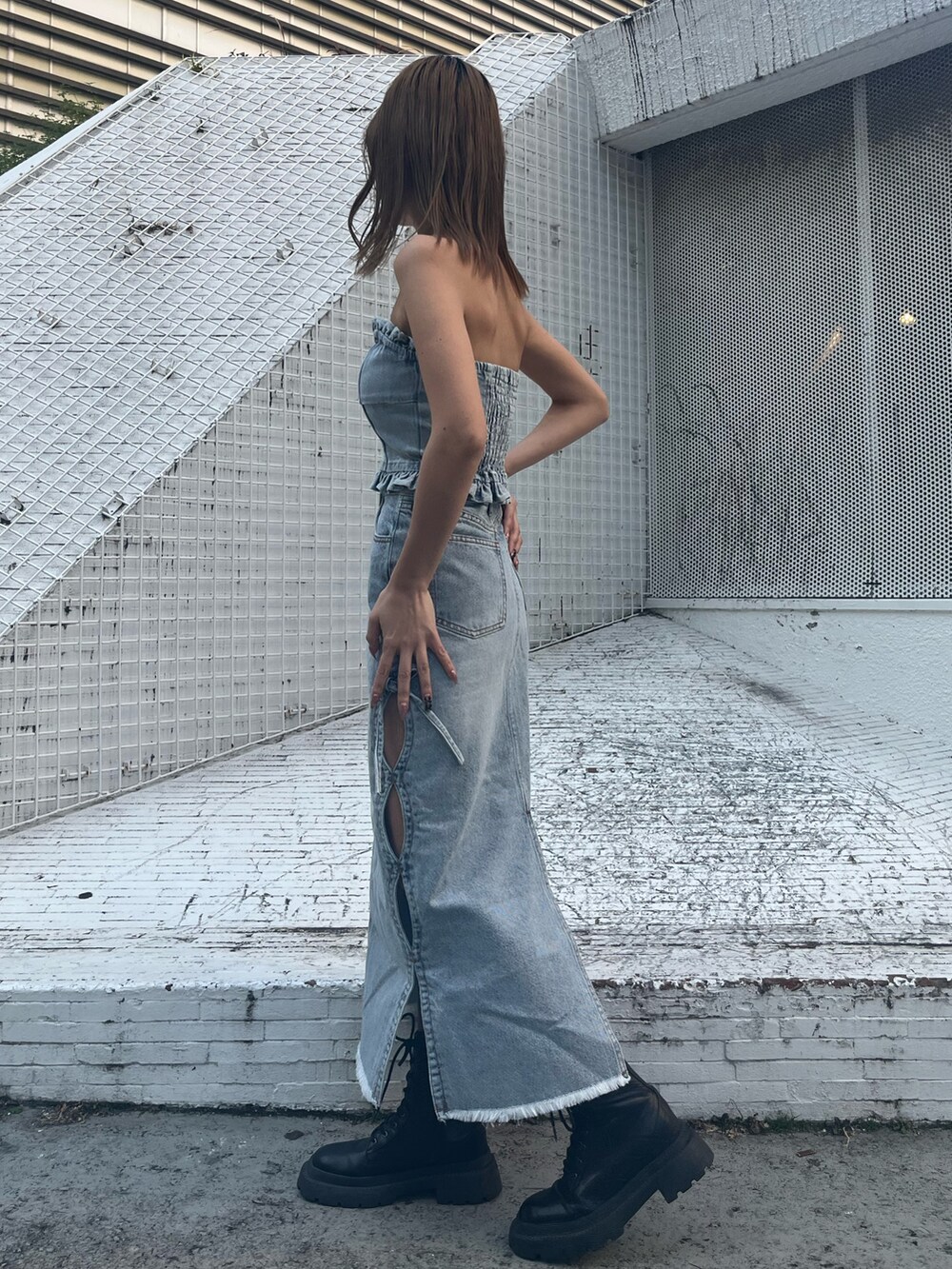 ブルー系のデニムジャケット、ブルー系のチューブトップ、ブルー系のデニムスカートを着用したレディースの冬コーディネートの4枚目の写真