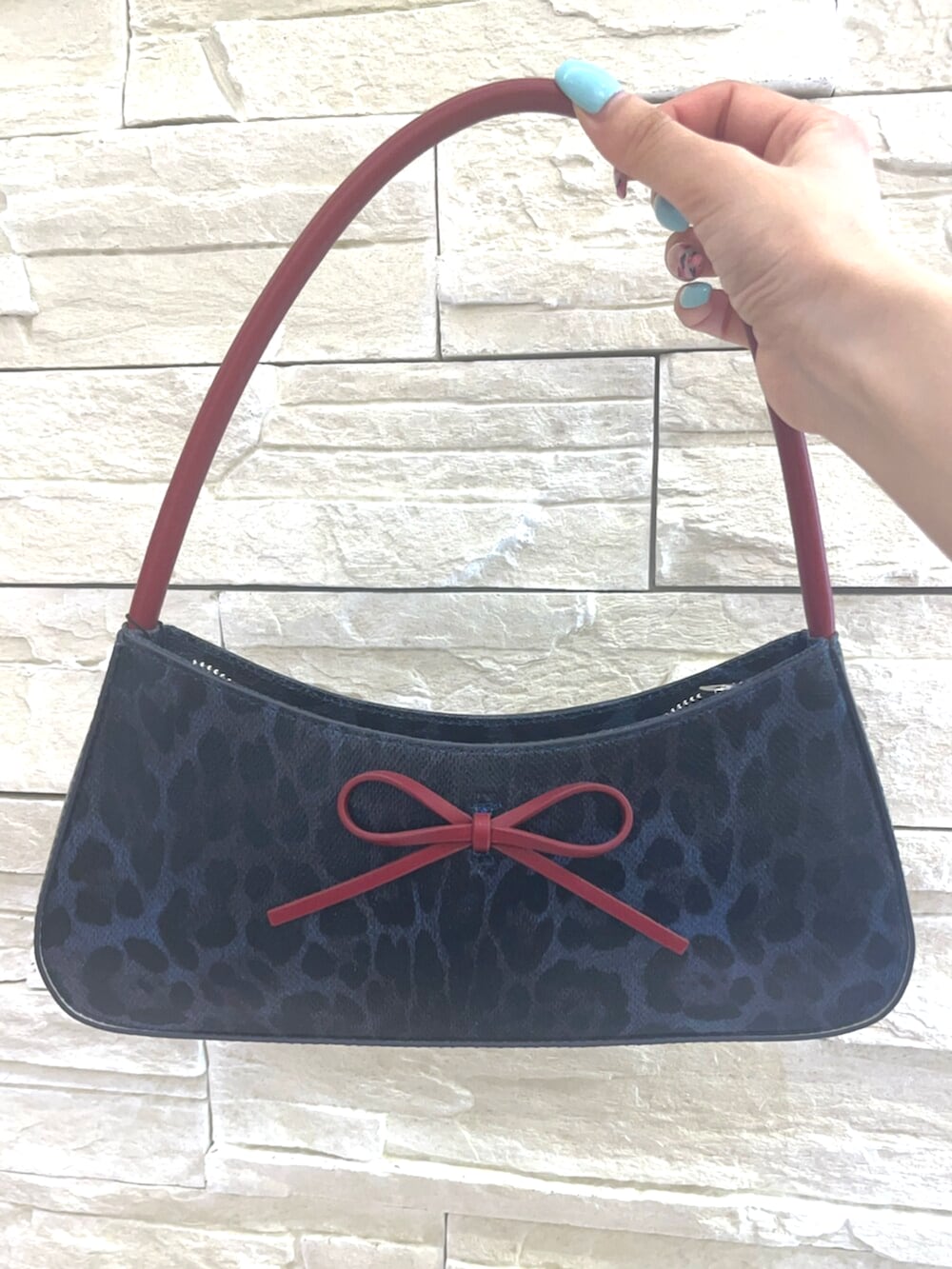 その他のワンピース、ブルー系のハンドバッグ、ブラック系のサンダルを着用したレディースの春コーディネートの6枚目の写真