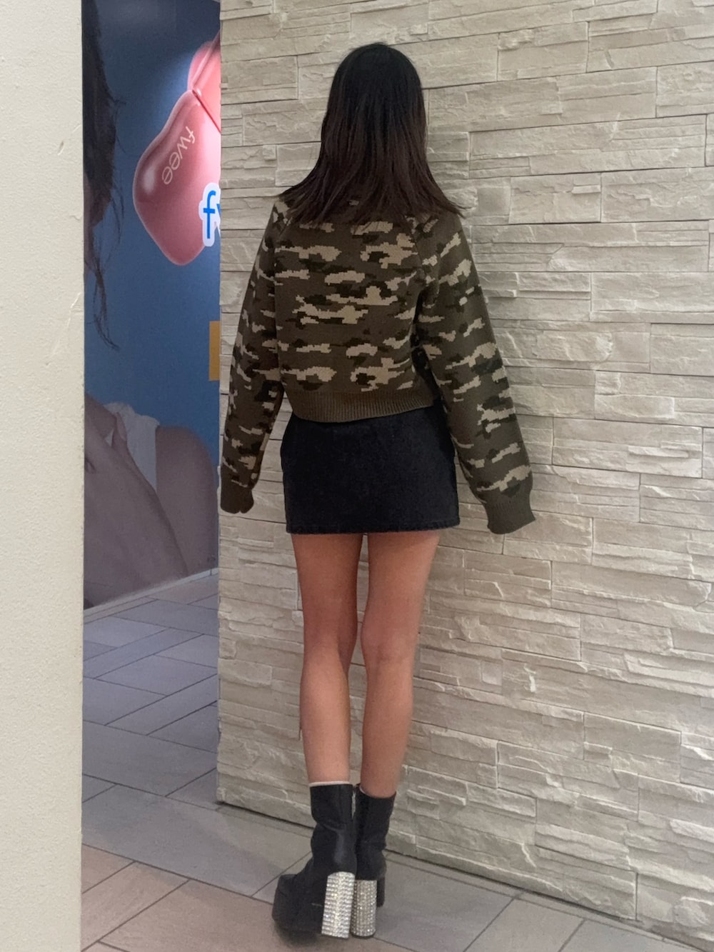 その他のニット/セーター、ブラック系のスカート、ブラック系のブーツを着用したレディースの冬コーディネートの3枚目の写真