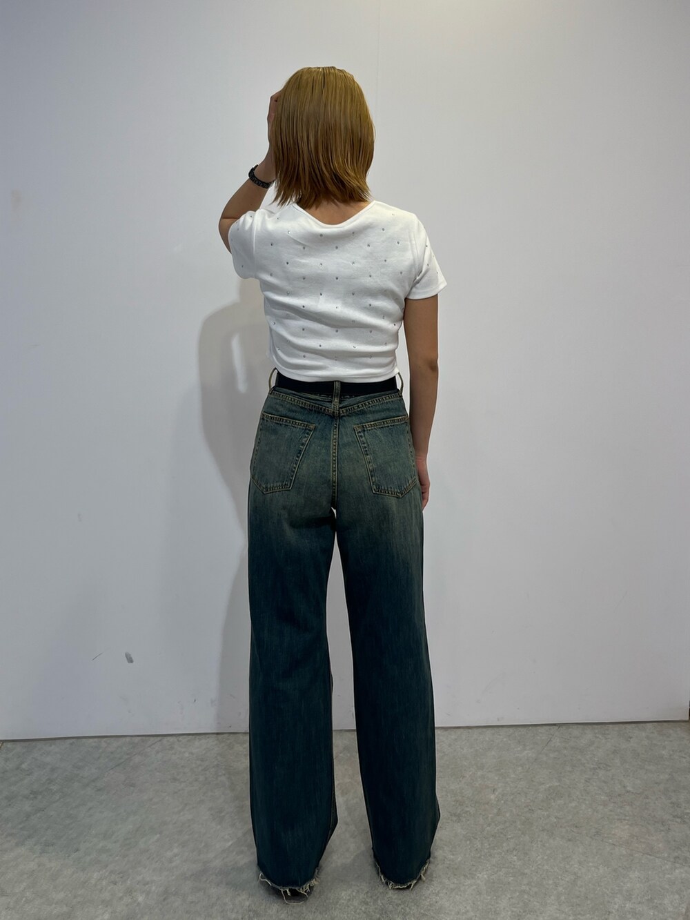 ホワイト系のTシャツ/カットソー、ブルー系のデニムパンツを着用したレディースの春コーディネートの6枚目の写真