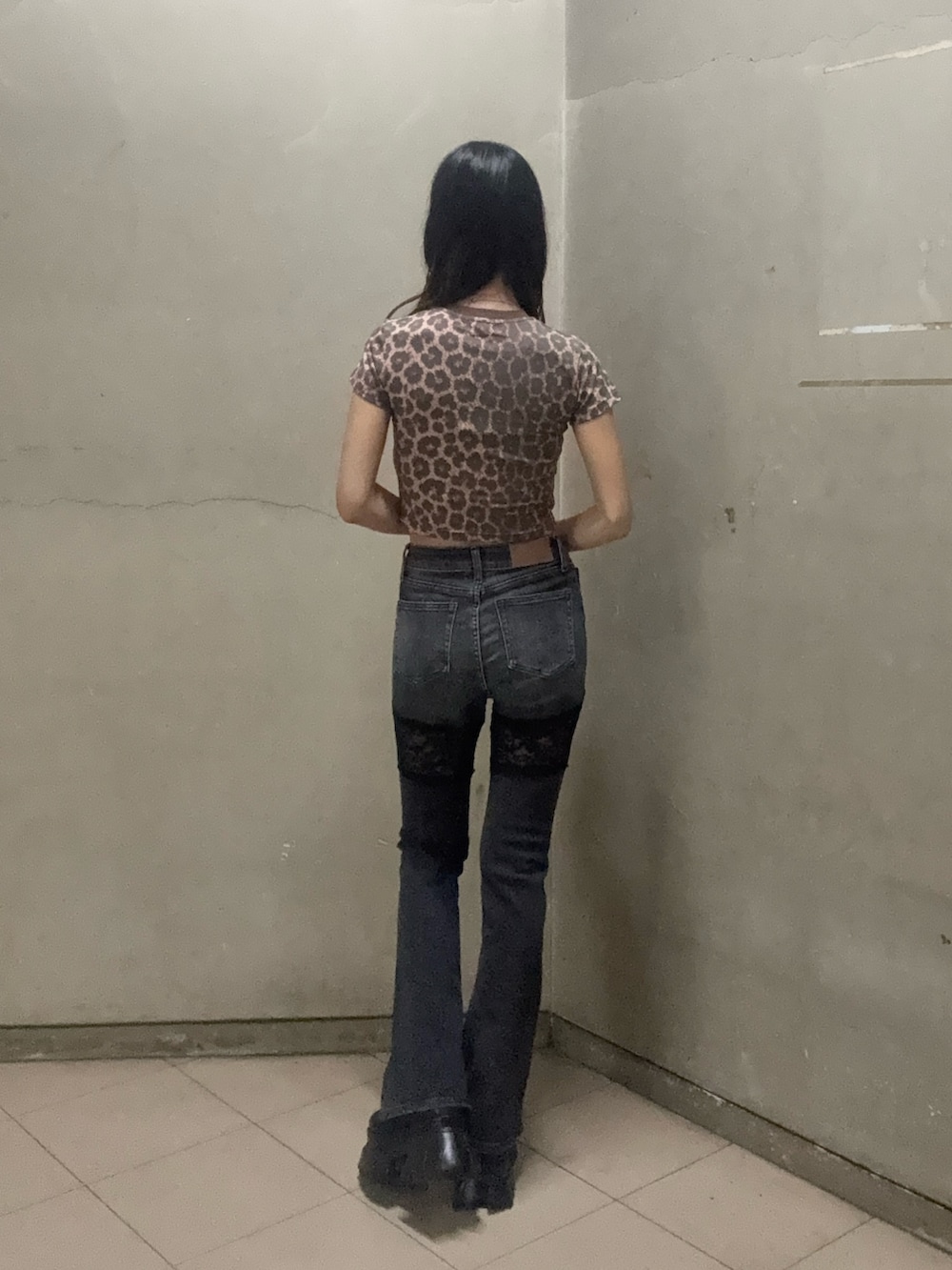 その他のTシャツ/カットソー、ブラック系のデニムパンツ、ブラック系のブーツを着用したレディースの秋コーディネートの3枚目の写真
