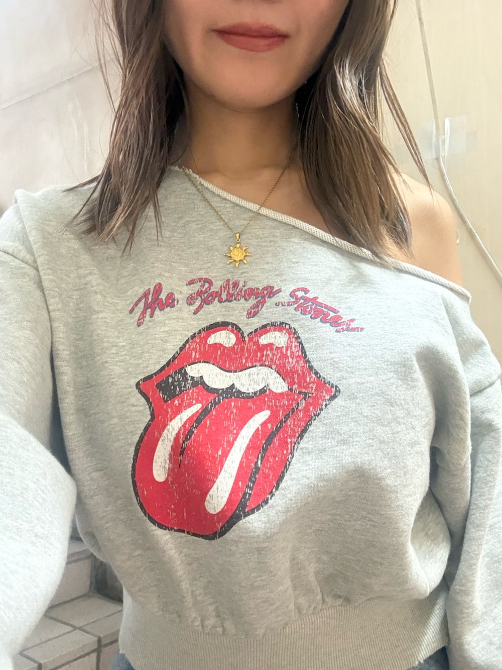 グレー系のスウェット、ブルー系のデニムスカート、ブラック系のキャップを着用したレディースの春コーディネートの5枚目の写真