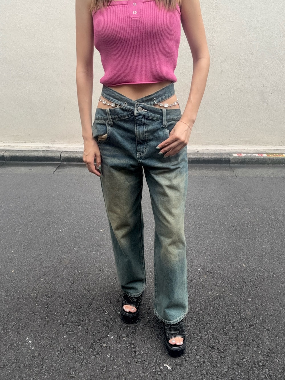 ピンク系のキャミソール、ブルー系のデニムパンツ、ブラック系のサンダルを着用したレディースの夏コーディネートの5枚目の写真
