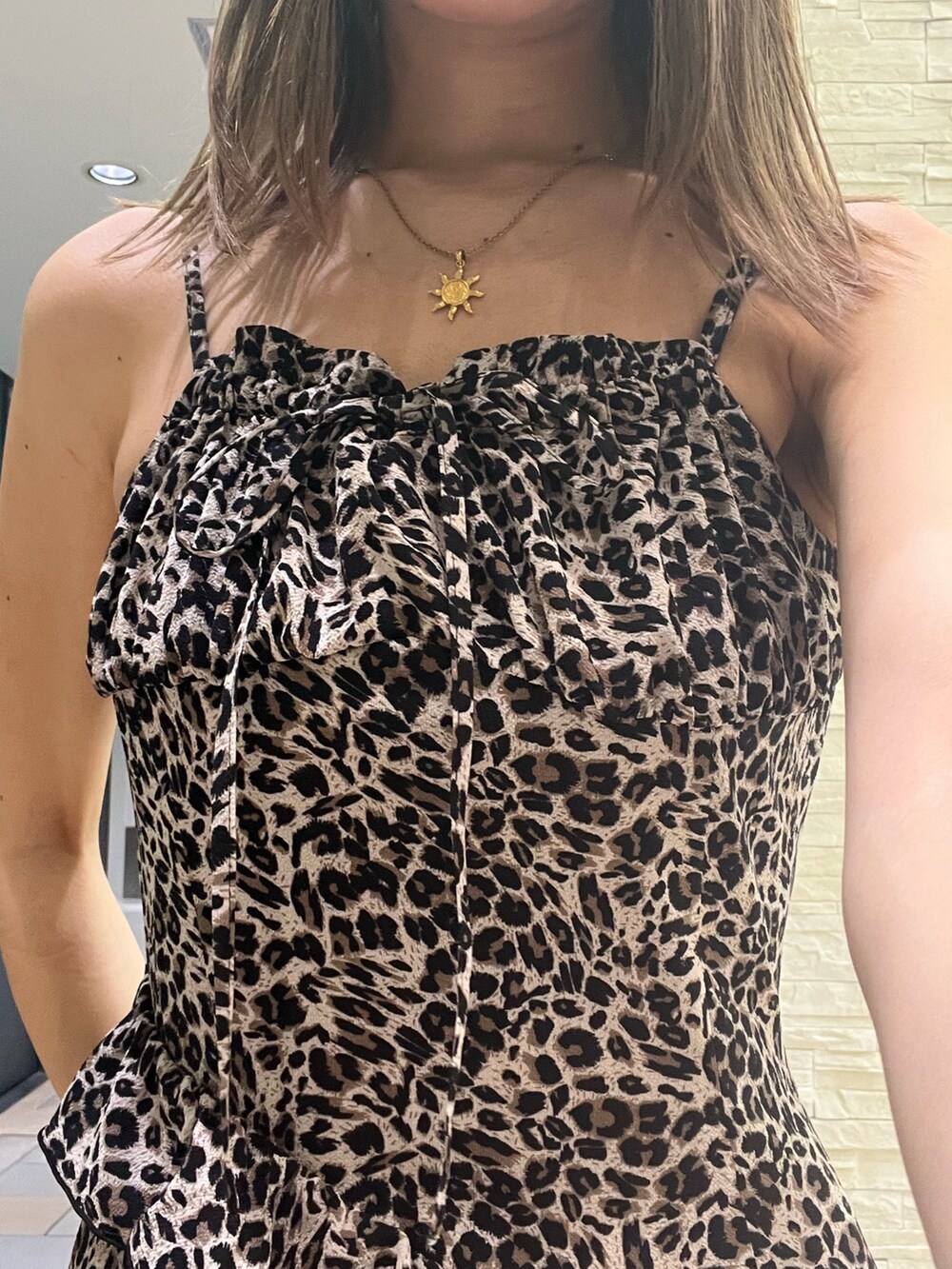 その他のワンピース、ピンク系のショルダーバッグ、ブラック系のサンダルを着用したレディースの春コーディネートの4枚目の写真