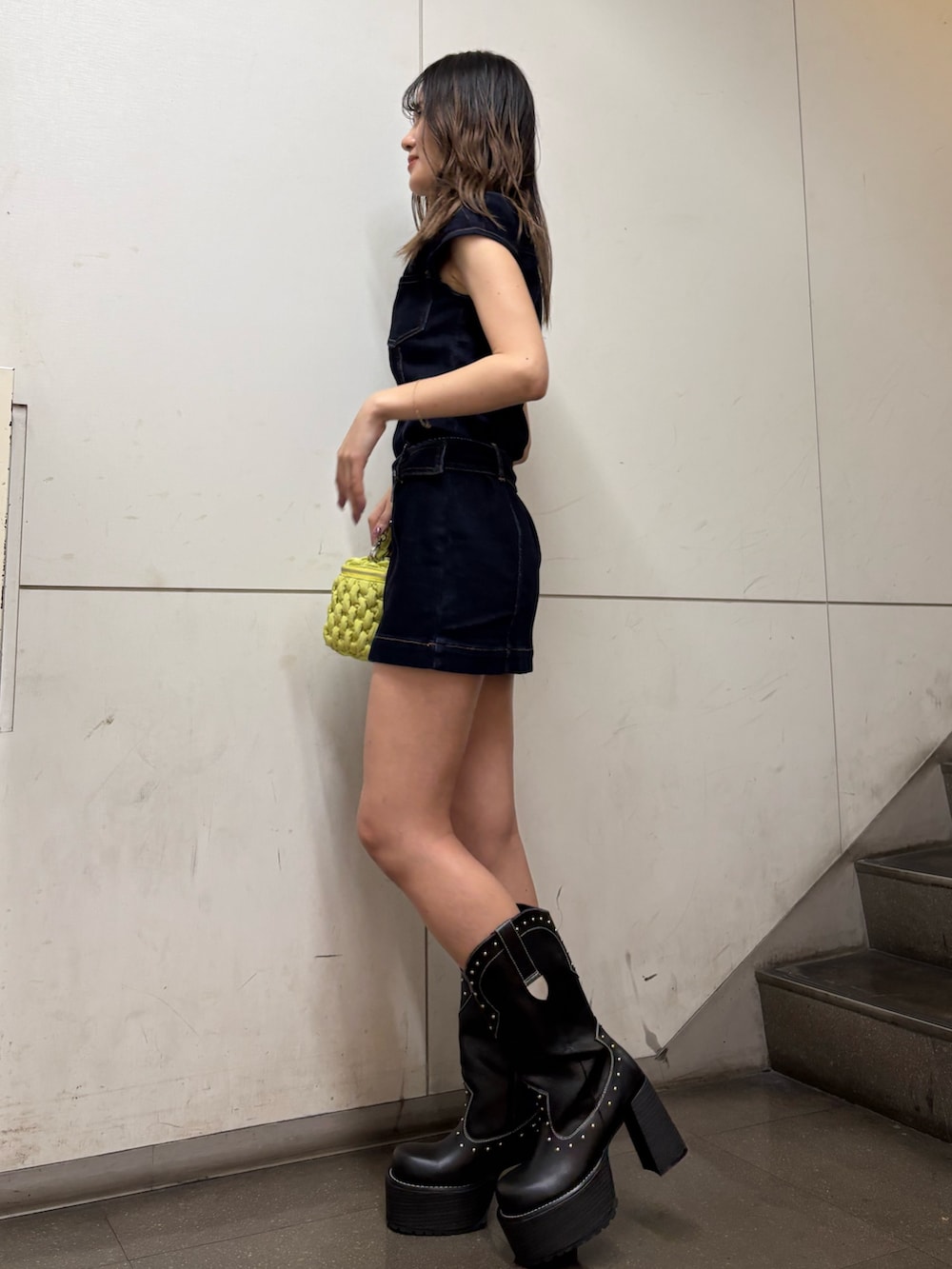 ブルー系のワンピース、ホワイト系のブーツを着用したレディースの春コーディネートの2枚目の写真