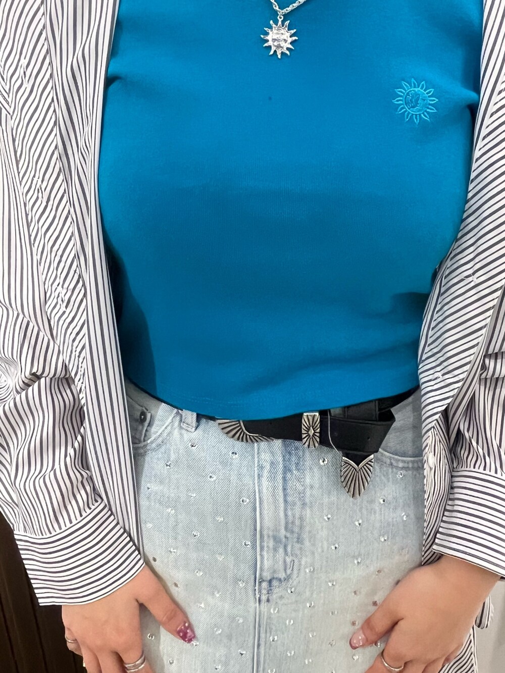 ホワイト系のシャツ/ブラウス、ブルー系のTシャツ/カットソー、ブルー系のデニムスカートを着用したレディースの春コーディネートの4枚目の写真