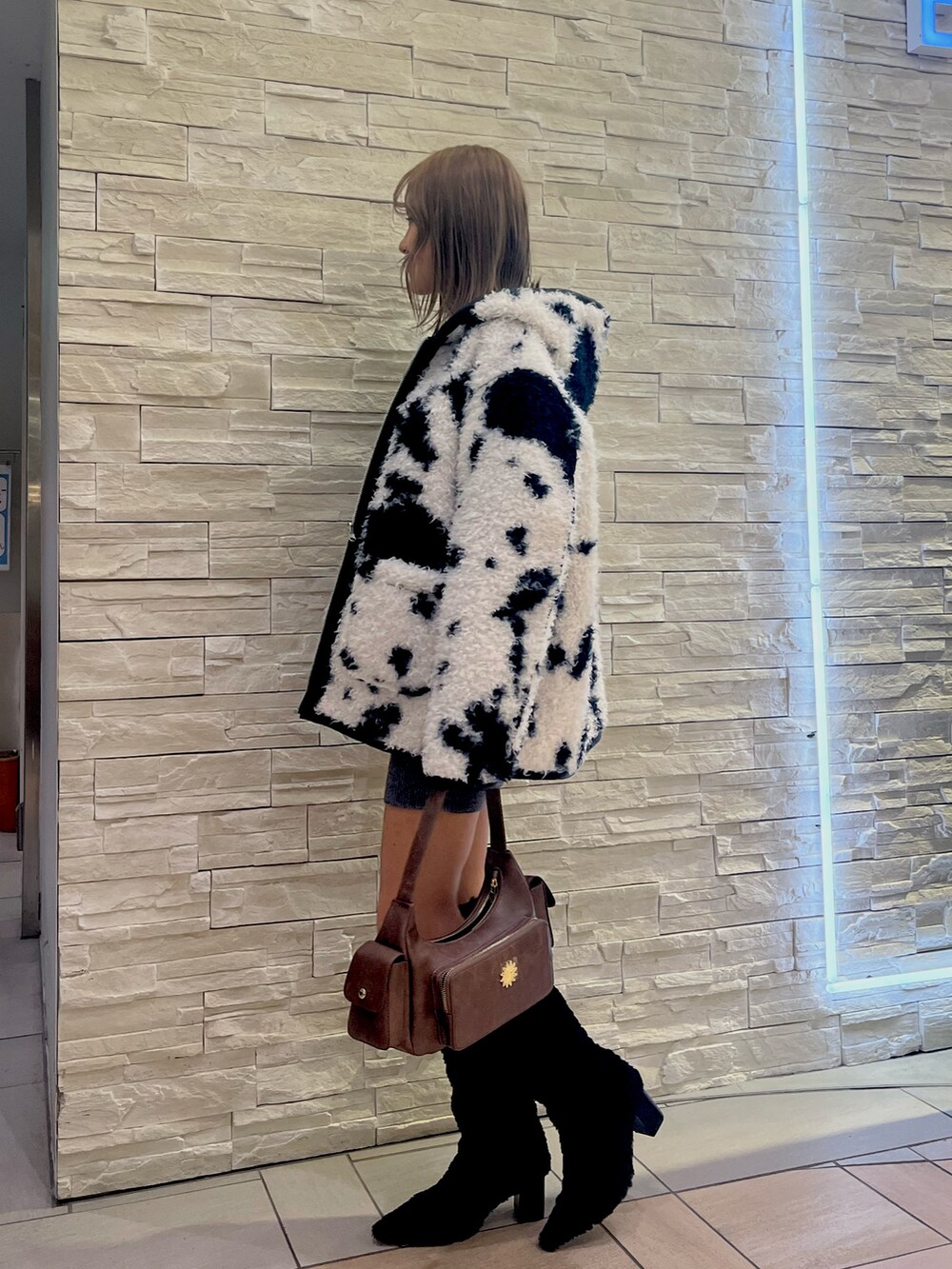 その他のブルゾン、グレー系のワンピース、ブラウン系のハンドバッグを着用したレディースの冬コーディネートの2枚目の写真