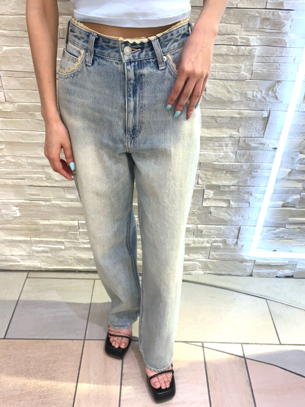 ブルー系のTシャツ/カットソー、ブルー系のデニムパンツ、イエロー系のハンドバッグを着用したレディースの春コーディネートの5枚目の写真