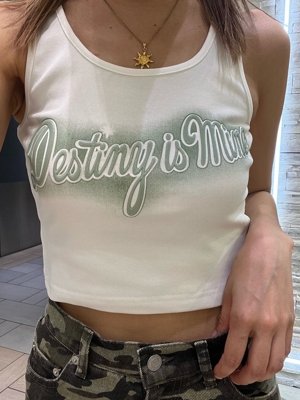 ホワイト系のタンクトップ、ブラック系のハンドバッグ、その他のその他パンツを着用したレディースの夏コーディネートの4枚目の写真