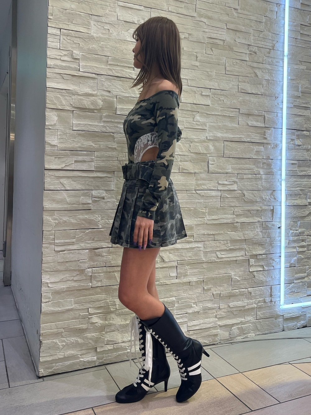 その他のTシャツ/カットソー、その他のスカート、ブラック系のブーツを着用したレディースの冬コーディネートの2枚目の写真