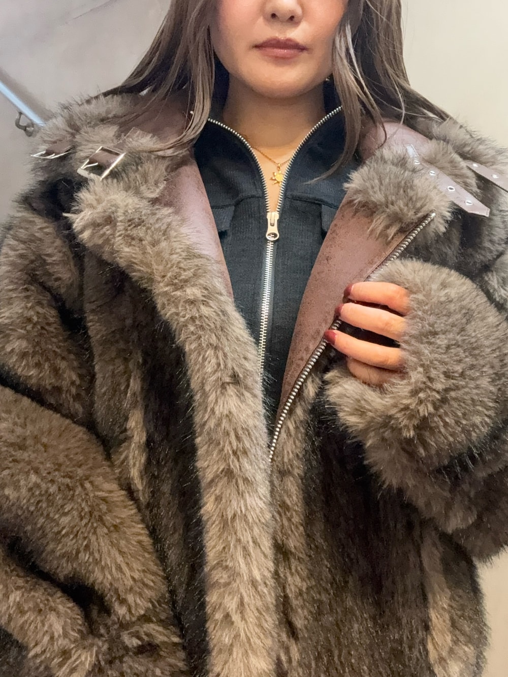 ブラウン系のブルゾン、ブラック系のTシャツ/カットソー、ブルー系のデニムパンツを着用したレディースの秋コーディネートの7枚目の写真