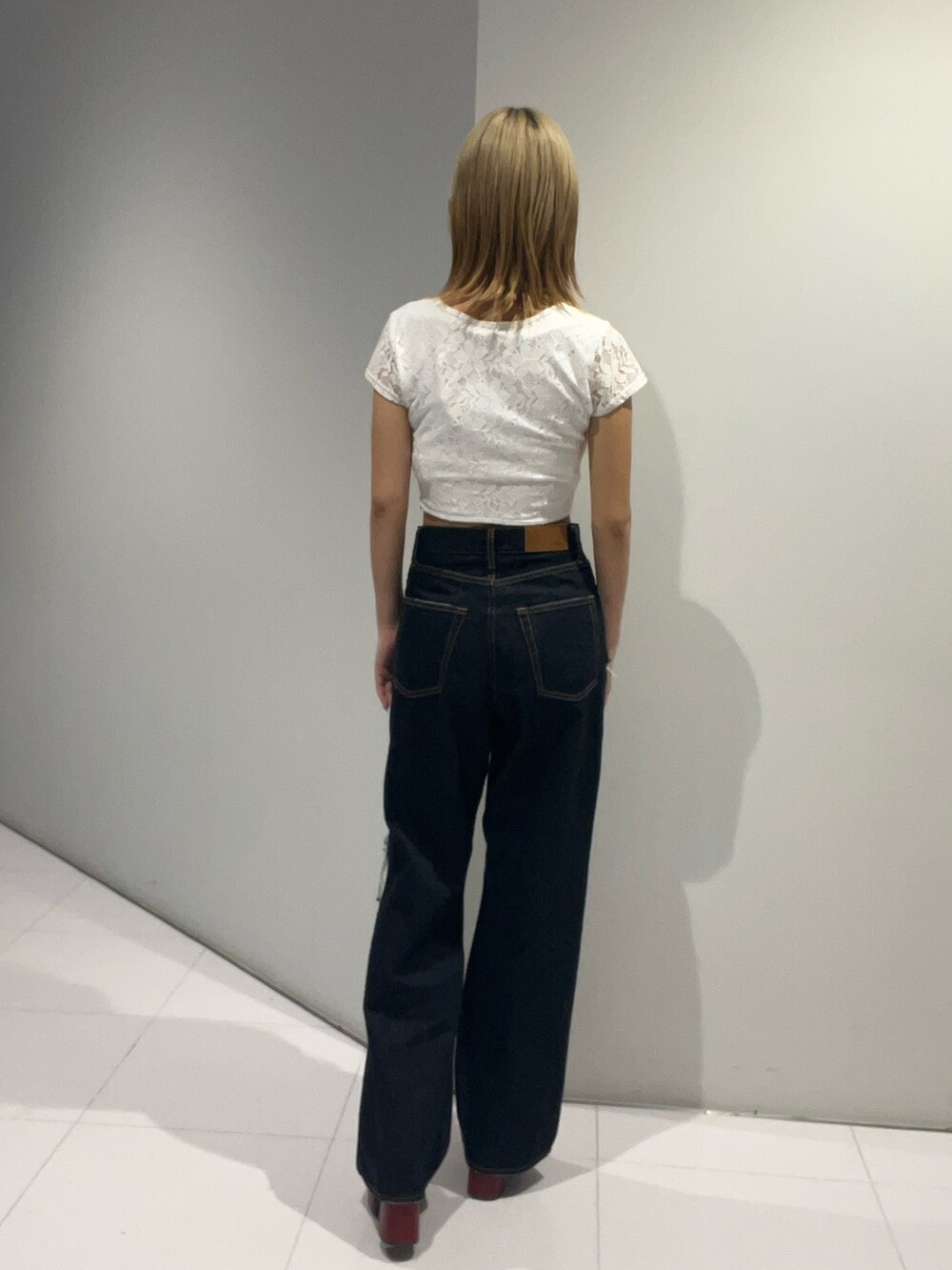ホワイト系のTシャツ/カットソー、ブルー系のデニムパンツ、レッド系のサンダルを着用したレディースの夏コーディネートの5枚目の写真