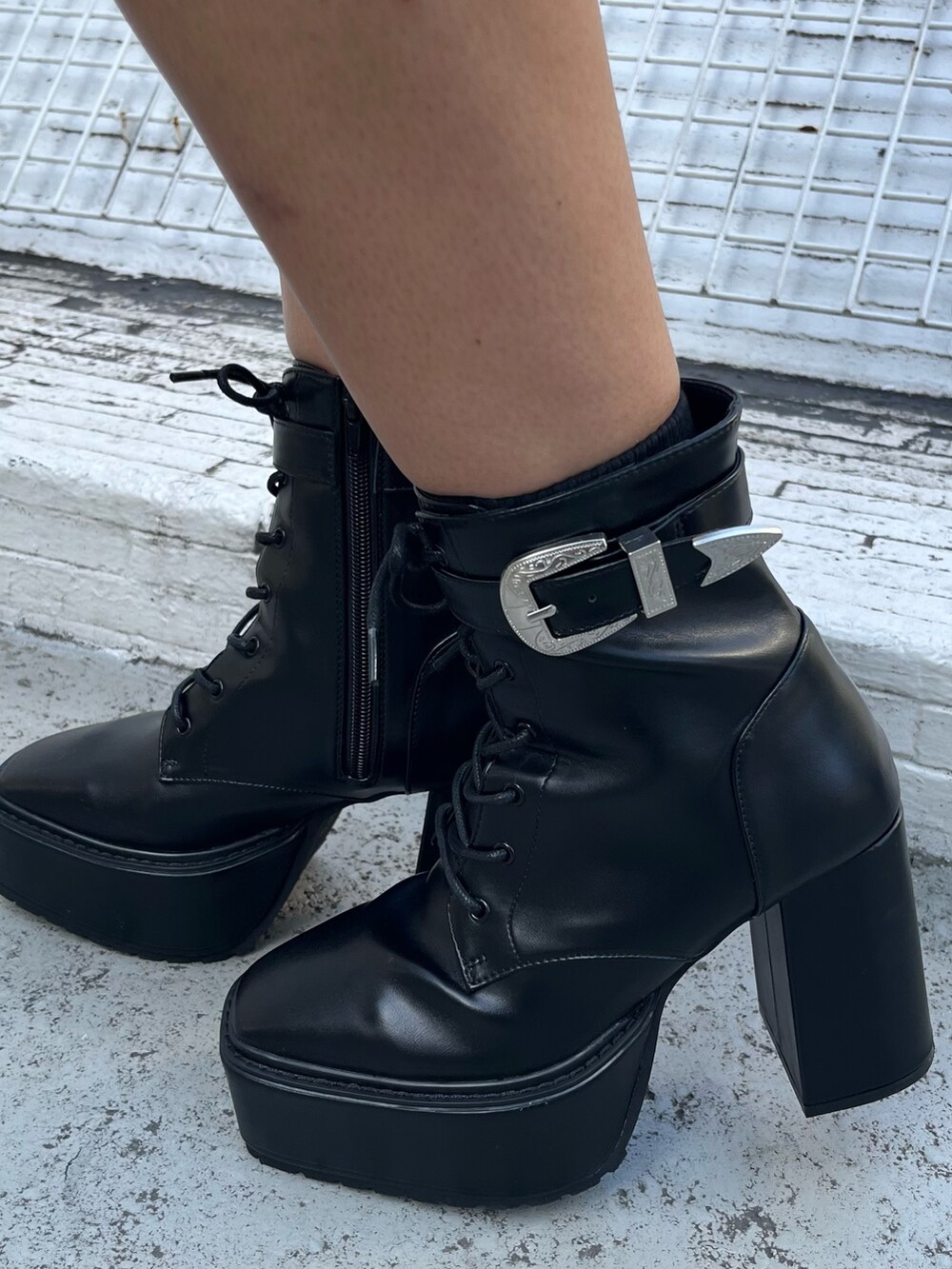 ブルー系のTシャツ/カットソー、ブラック系のスカート、ブラック系のショルダーバッグを着用したレディースの冬コーディネートの6枚目の写真