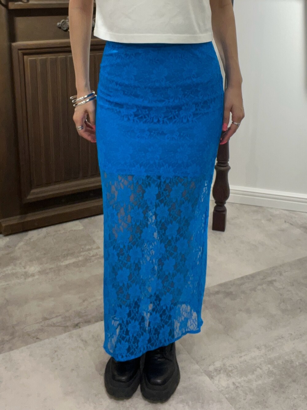 ホワイト系のTシャツ/カットソー、ブルー系のスカート、ブラック系のショルダーバッグを着用したレディースの春コーディネートの3枚目の写真