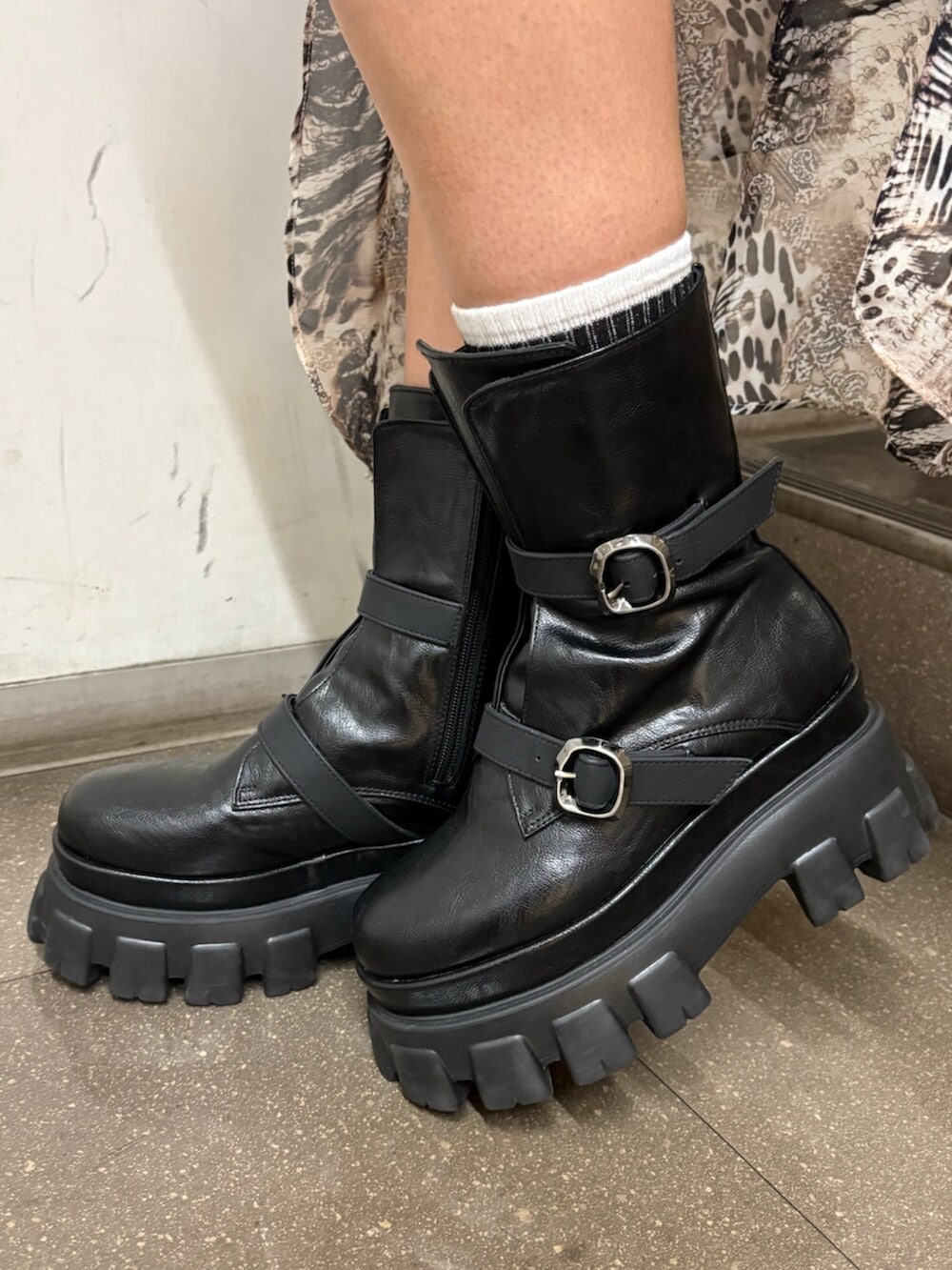 ベージュ系のワンピース、ブラック系のデニムジャケット、ブラウン系のボストンバッグを着用したレディースの春コーディネートの9枚目の写真