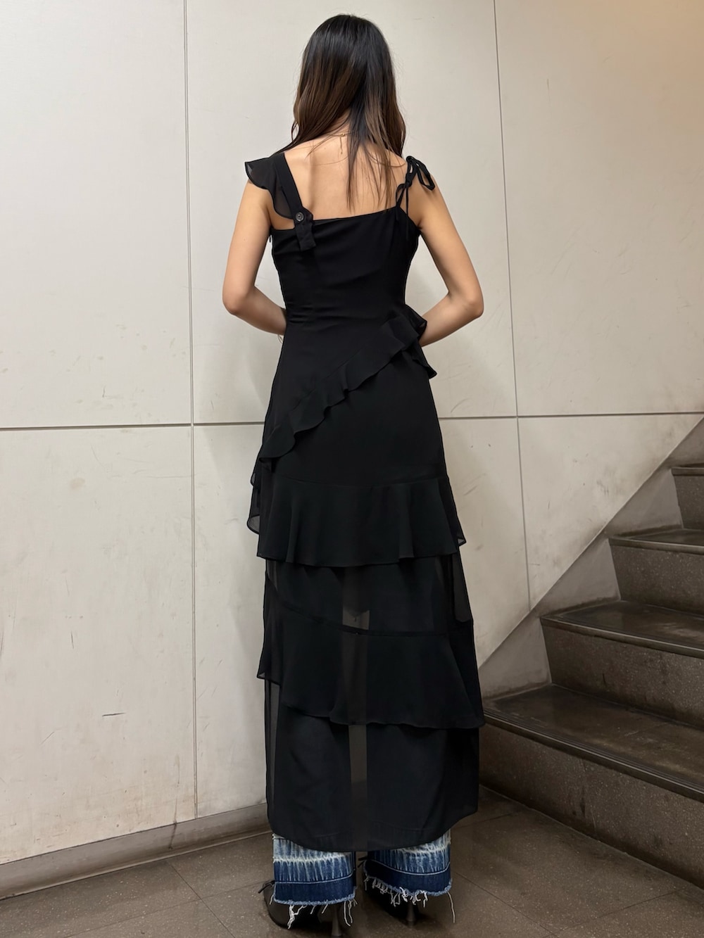 ブラック系のワンピース、ホワイト系のハンドバッグ、ブラック系のサンダルを着用したレディースの春コーディネートの3枚目の写真