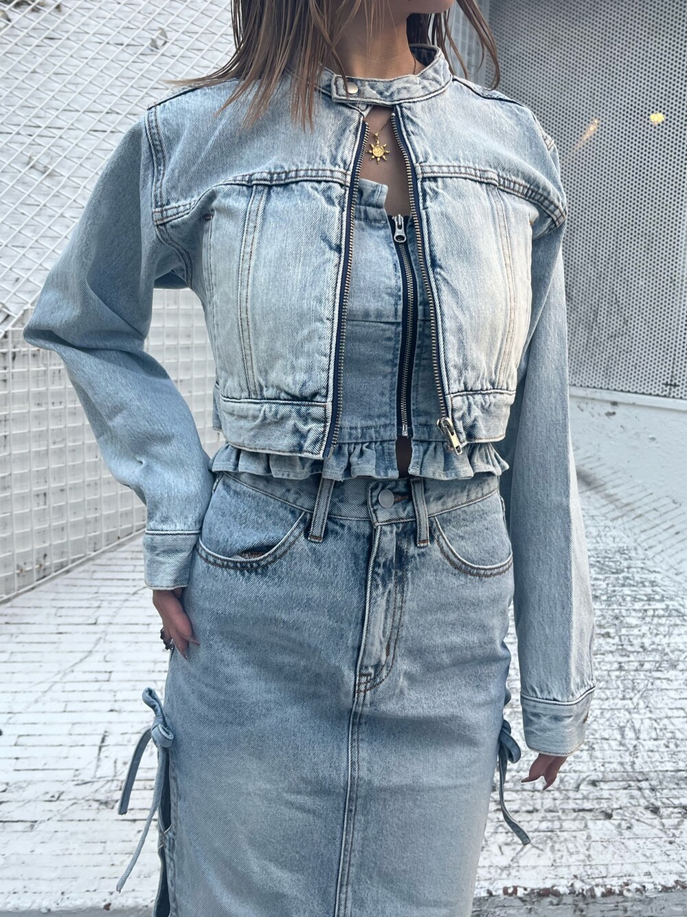 ブルー系のデニムジャケット、ブルー系のチューブトップ、ブルー系のデニムスカートを着用したレディースの冬コーディネートの8枚目の写真