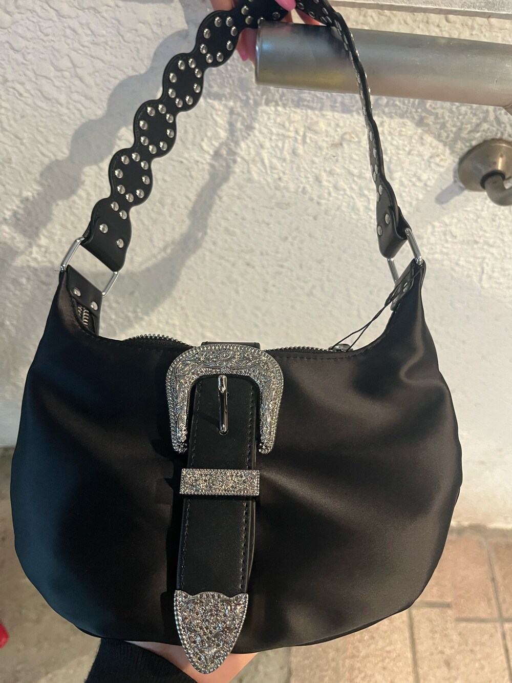 ブラック系のTシャツ/カットソー、その他のデニムパンツ、レッド系のパンプスを着用したレディースの春コーディネートの6枚目の写真