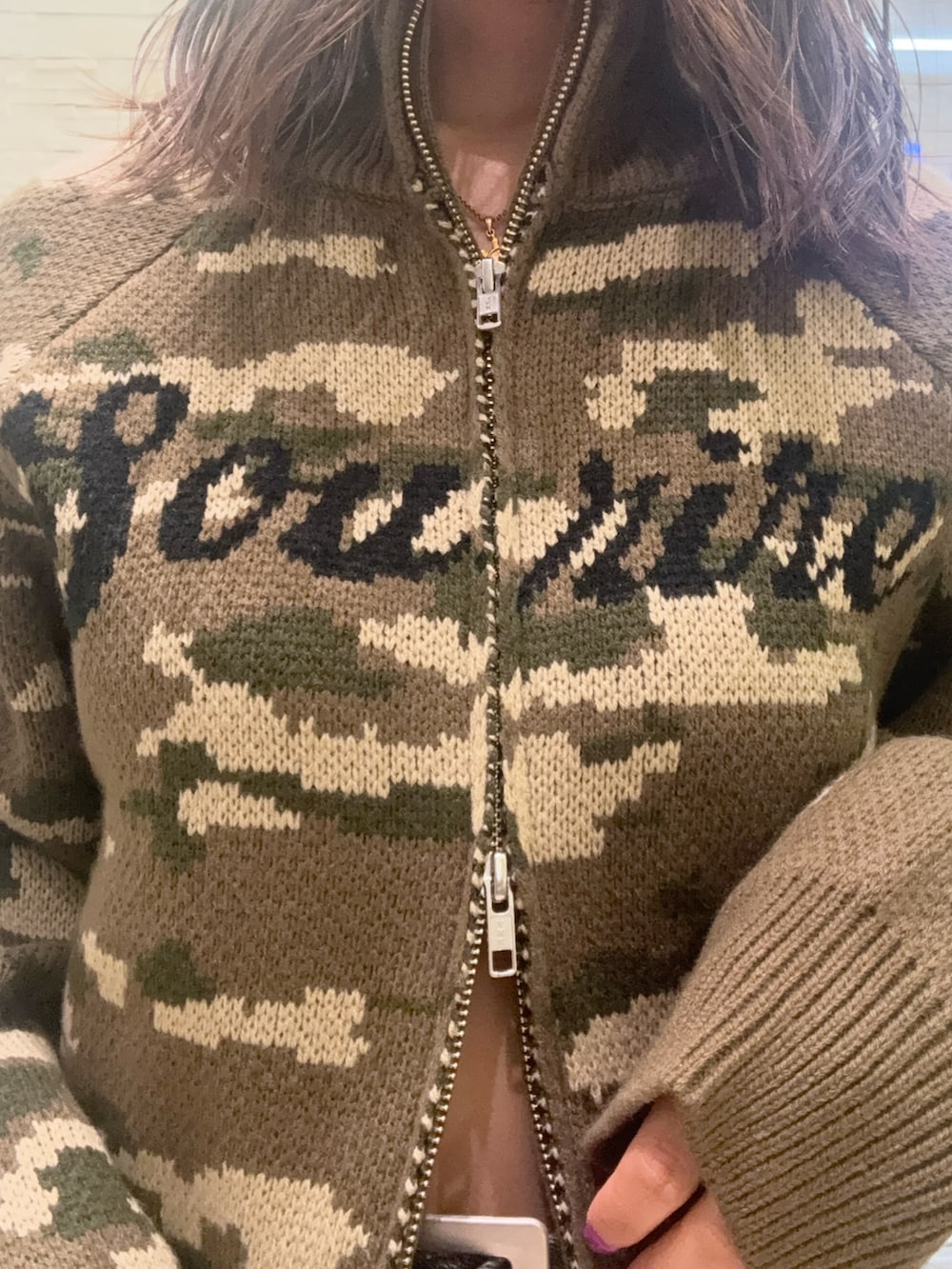 その他のニット/セーター、ブラック系のスカート、ブラック系のブーツを着用したレディースの冬コーディネートの4枚目の写真