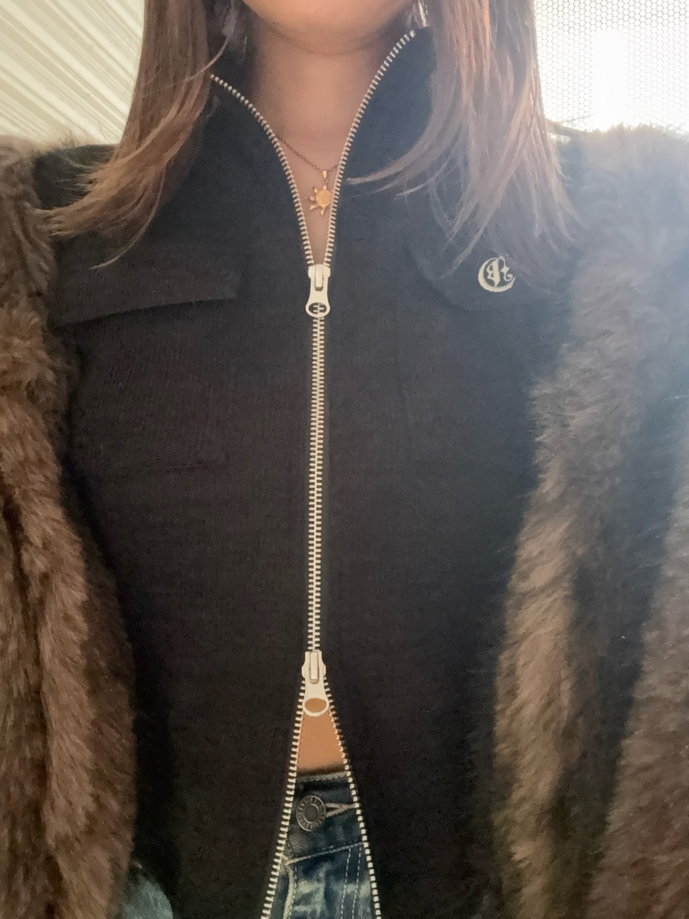 ブラウン系のブルゾン、ブラック系のTシャツ/カットソー、ブルー系のデニムパンツを着用したレディースの秋コーディネートの8枚目の写真