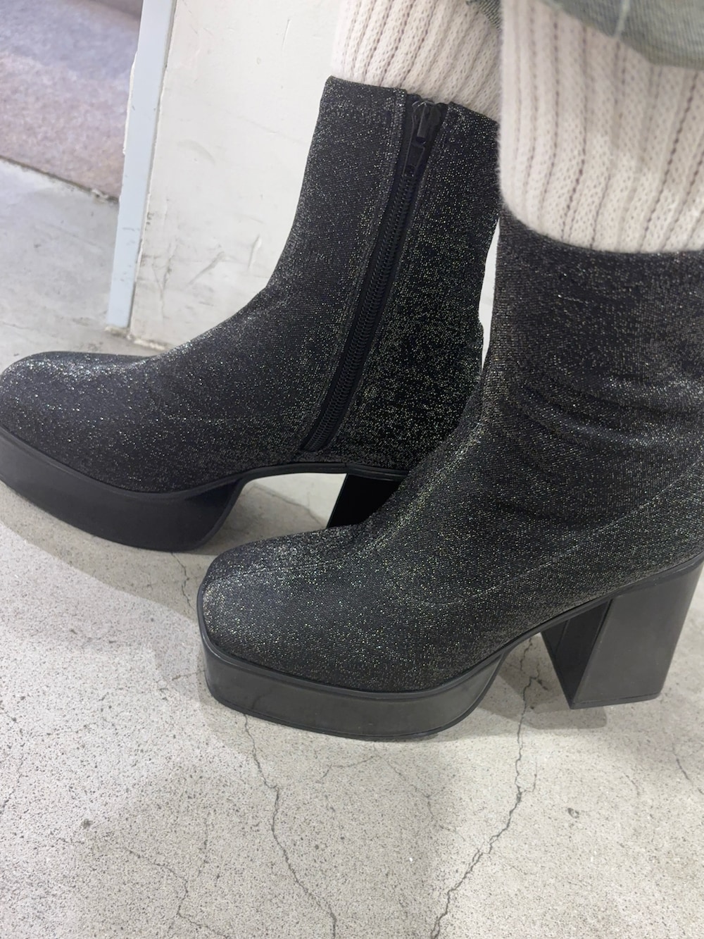 その他のブーツ、ブラウン系のニット/セーター、グリーン系のデニムパンツを着用したレディースの冬コーディネートの6枚目の写真